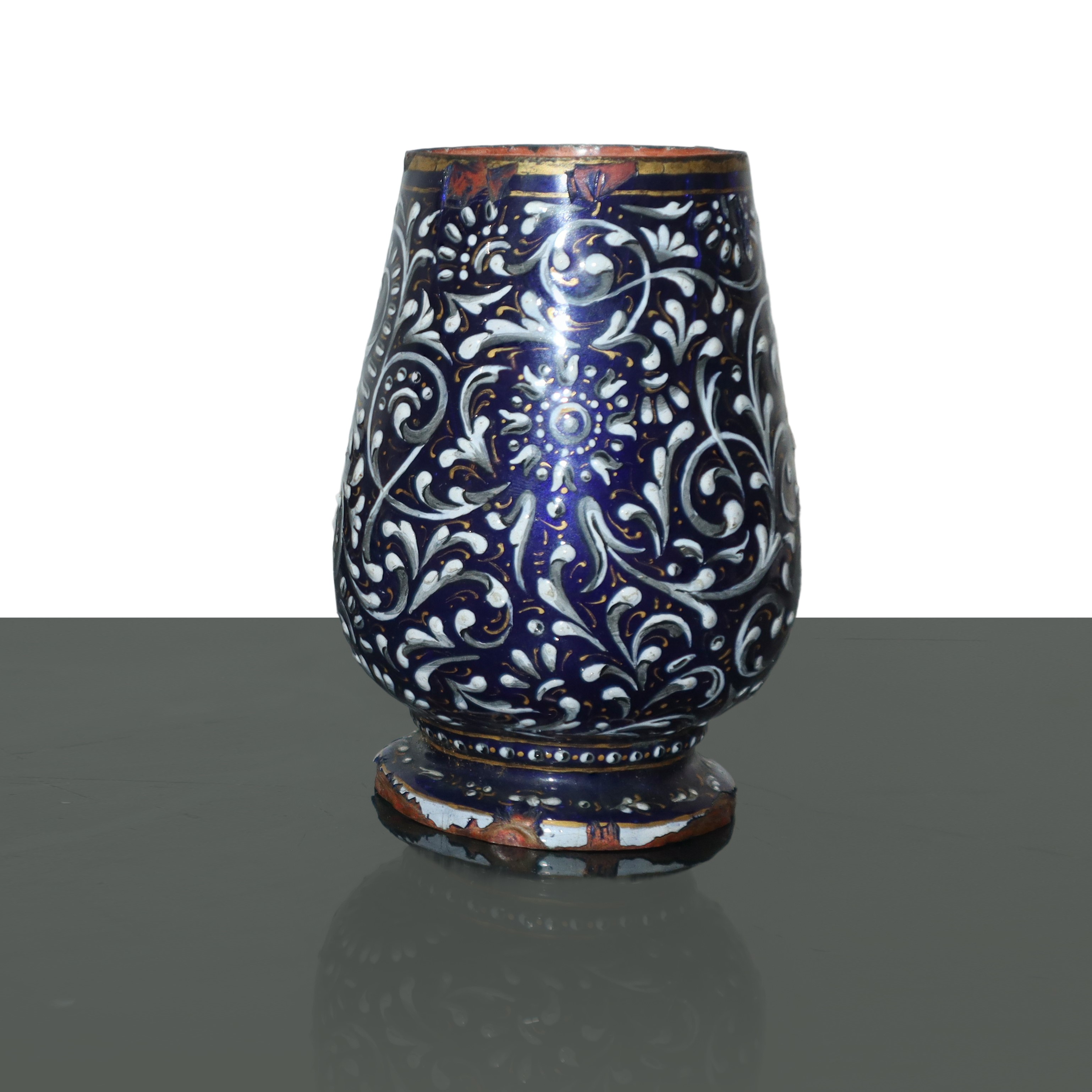 Piccolo vaso a motivi rinascimentali con smalti di sottili fili d'oro su base blu e smalti florea...