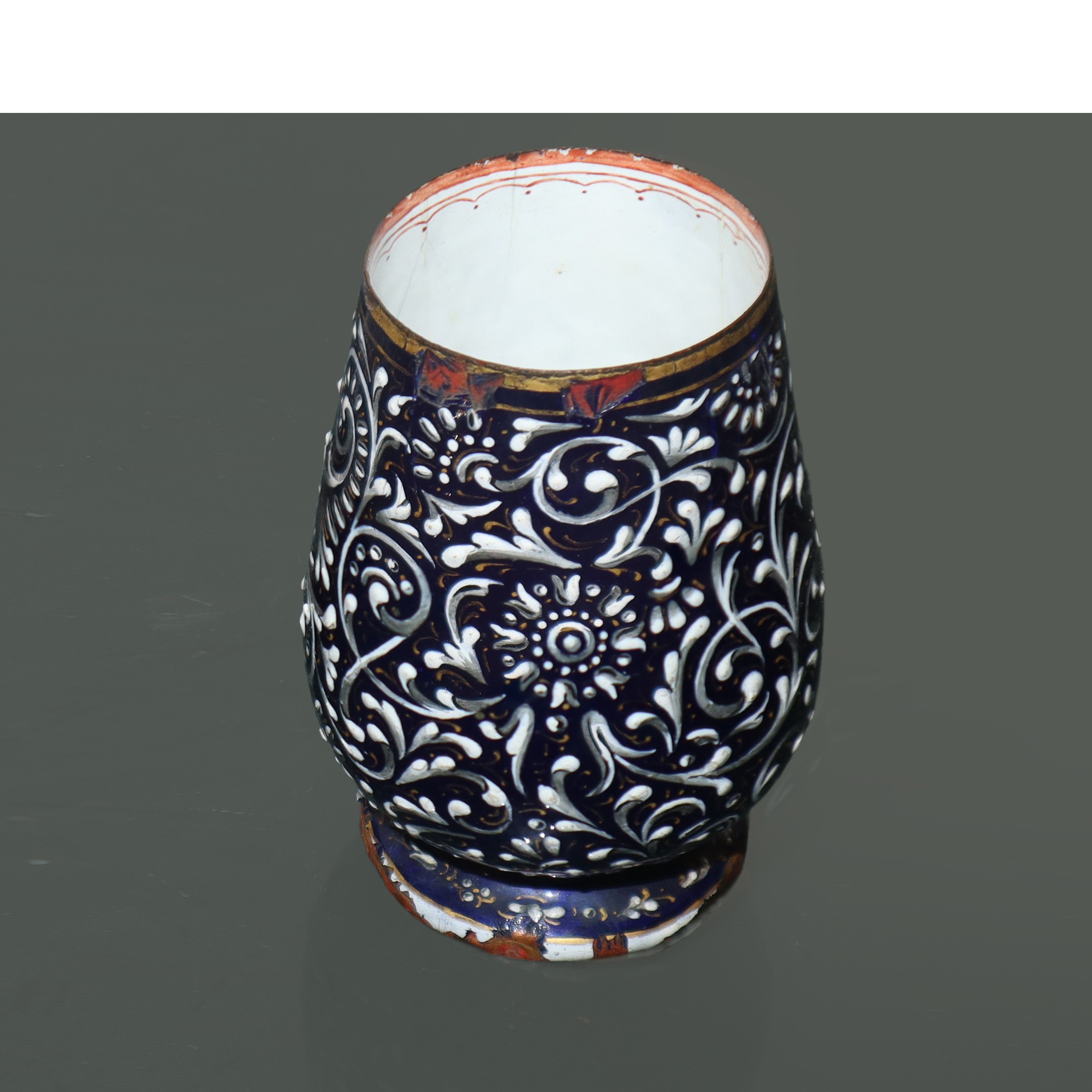 Piccolo vaso a motivi rinascimentali con smalti di sottili fili d'oro su base blu e smalti florea...