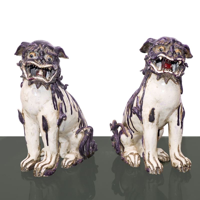 Coppia di Cani di Fo in Biscuit Smaltato Bianco e Viola