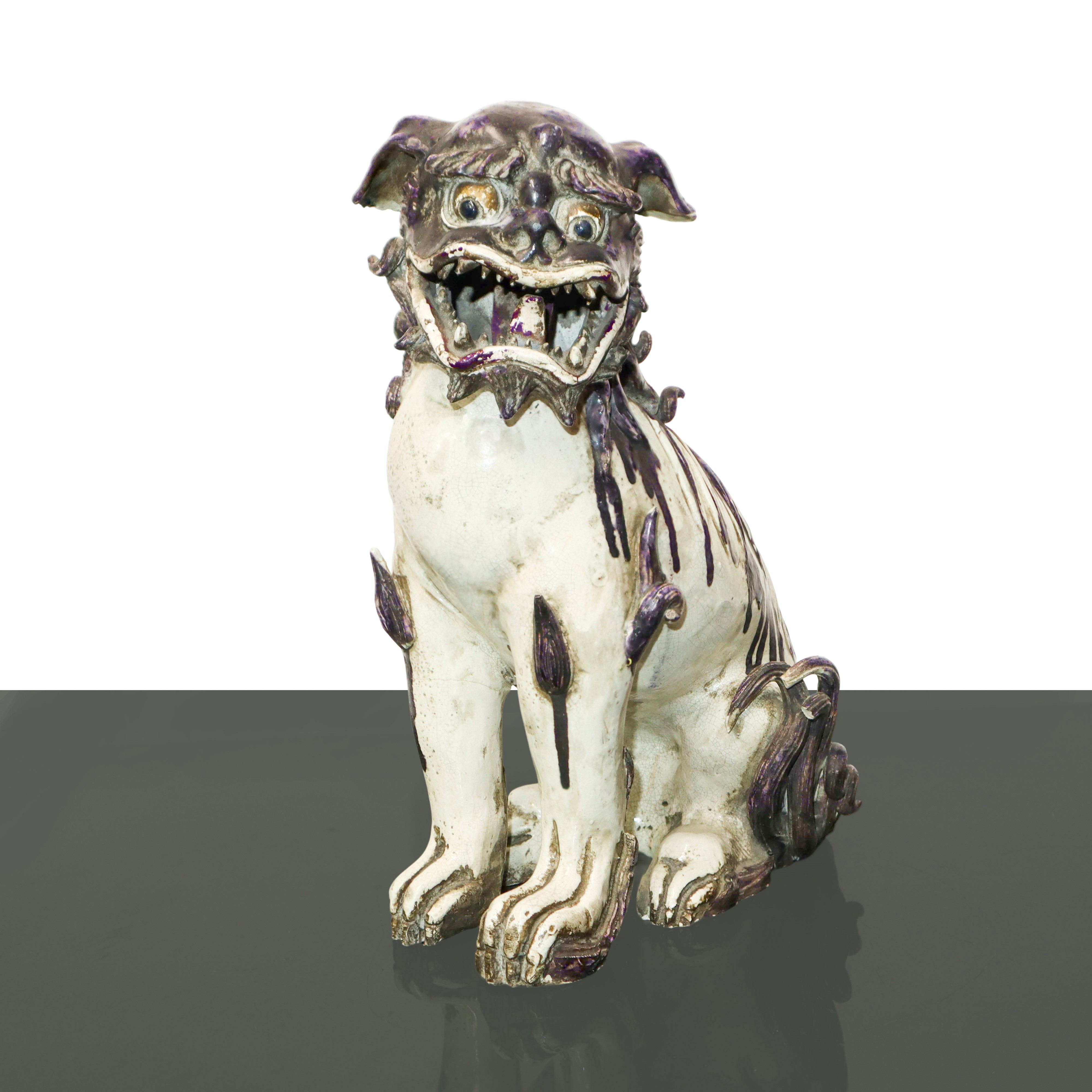 Coppia di cani di Fo in biscuit smaltato bianco e viola