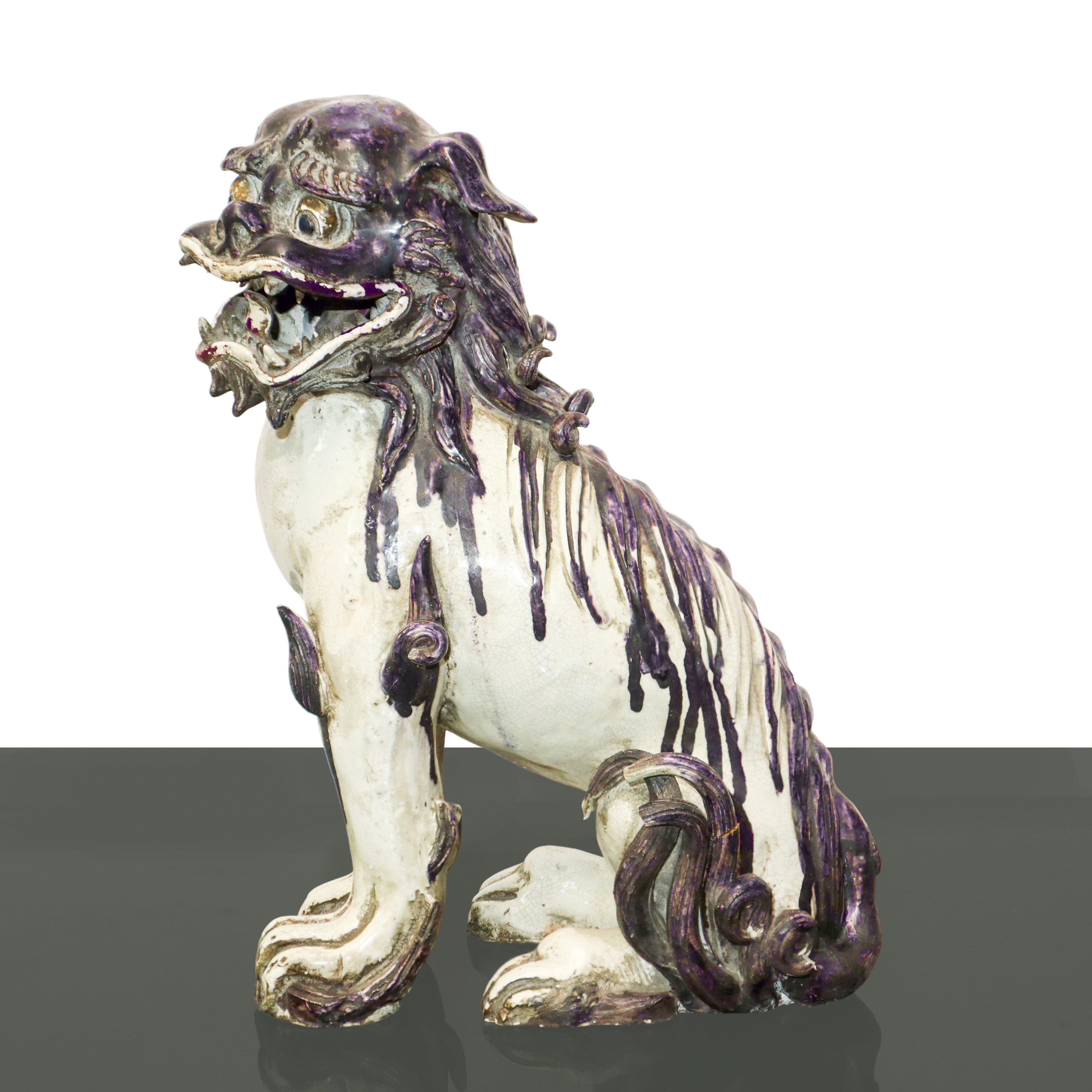 Coppia di Cani di Fo in Biscuit Smaltato Bianco e Viola