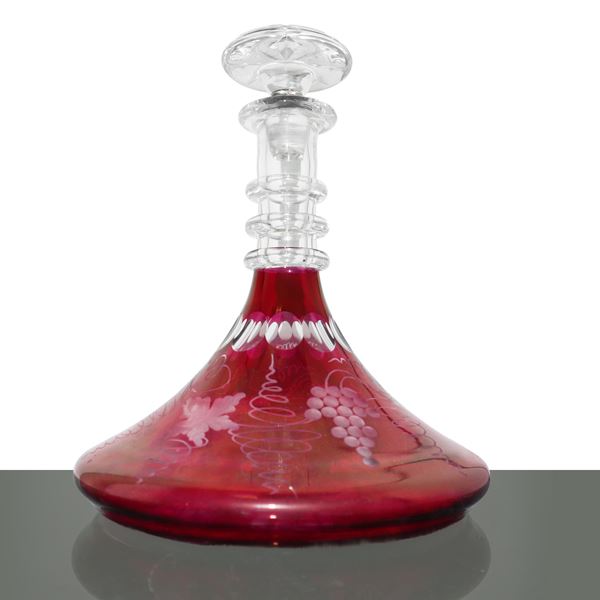 Decanter in colored glass decorated with grape vines and leaves