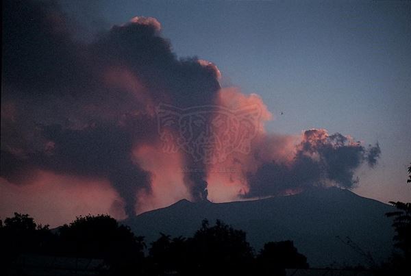 Collezione EM, titolo "Da Pozzillo", anno 2001. Etna: eruzione 2001, vista di tutti i crateri in esplosione simultanea da Pozzillo, diapositiva  1 / 8 , 30x45, CIBACHROME stampa diretta da diapositiva , 40x55 forex 10mm, perfilo bianco, cartoncino, bordi rivestimento sabbia vulcanica 