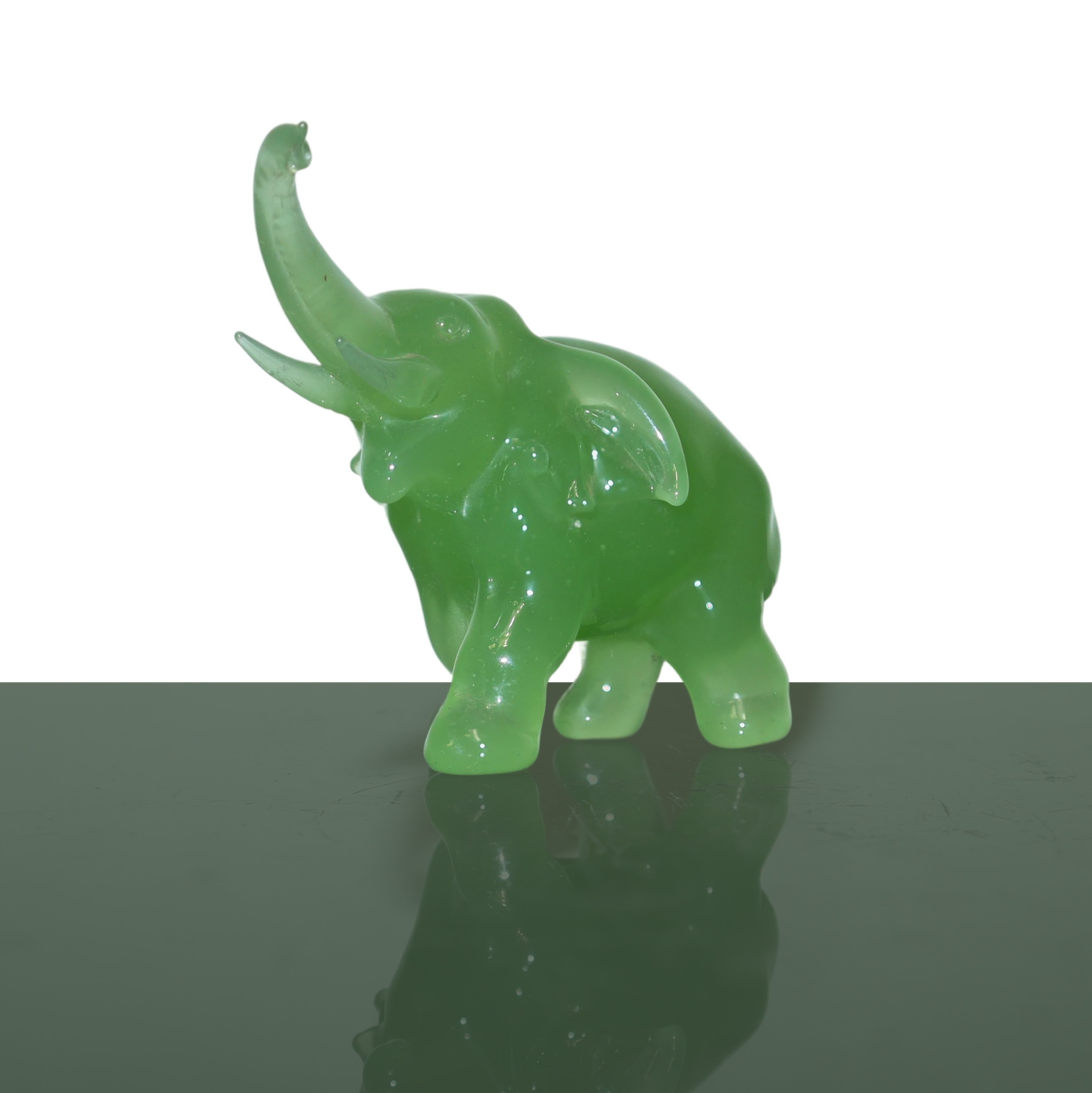 Coppia di Piccoli Elefanti in Giada Verde