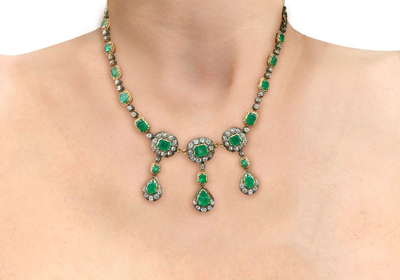 Collier d'epoca in oro a basso titolo e argento con diamanti e smeraldi