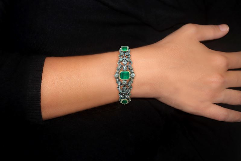 Bracciale d'epoca rigido in oro basso titolo e argento con smeraldi e diamanti e chiusura di sicu...
