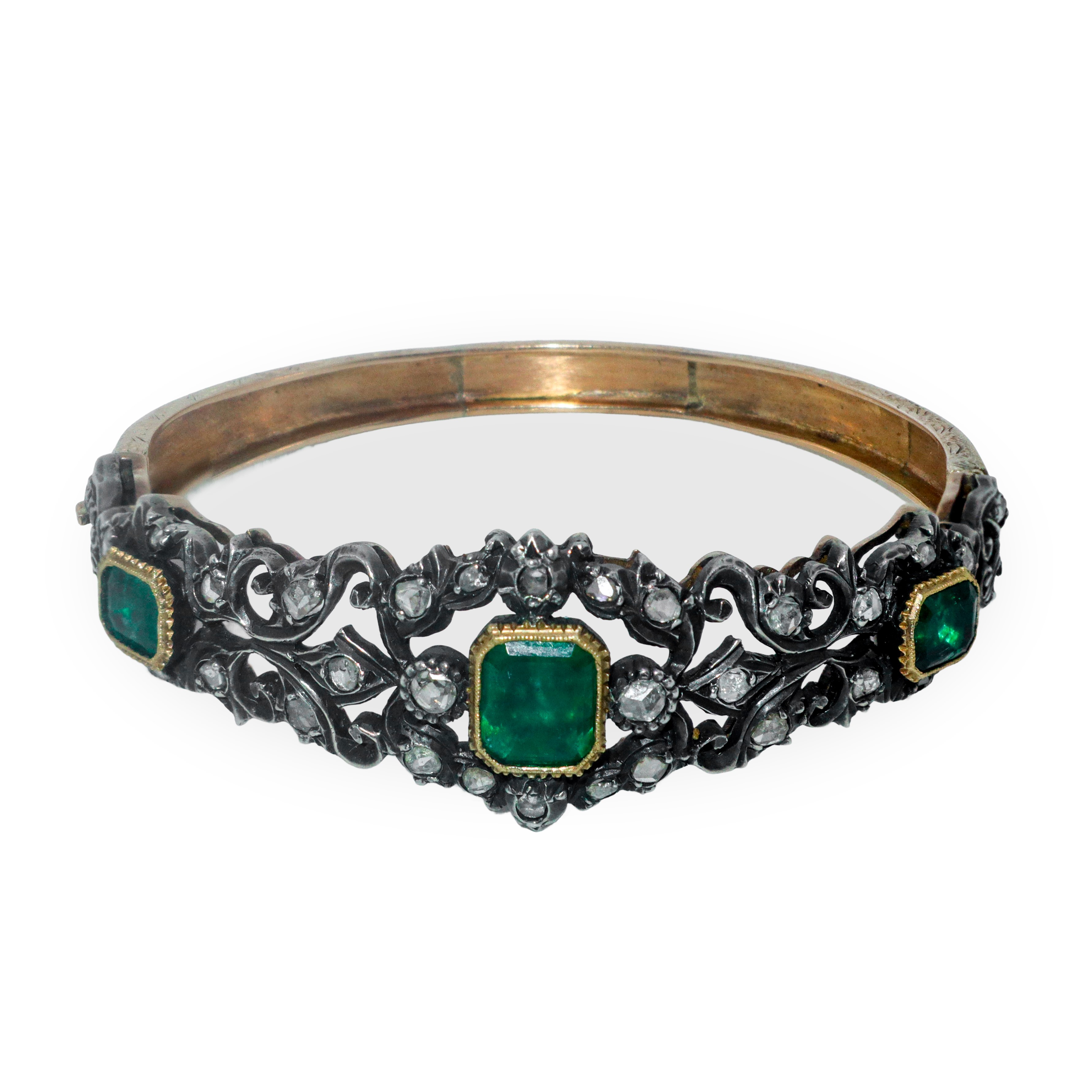 Bracciale d'epoca rigido in oro basso titolo e argento con smeraldi e diamanti e chiusura di sicu...