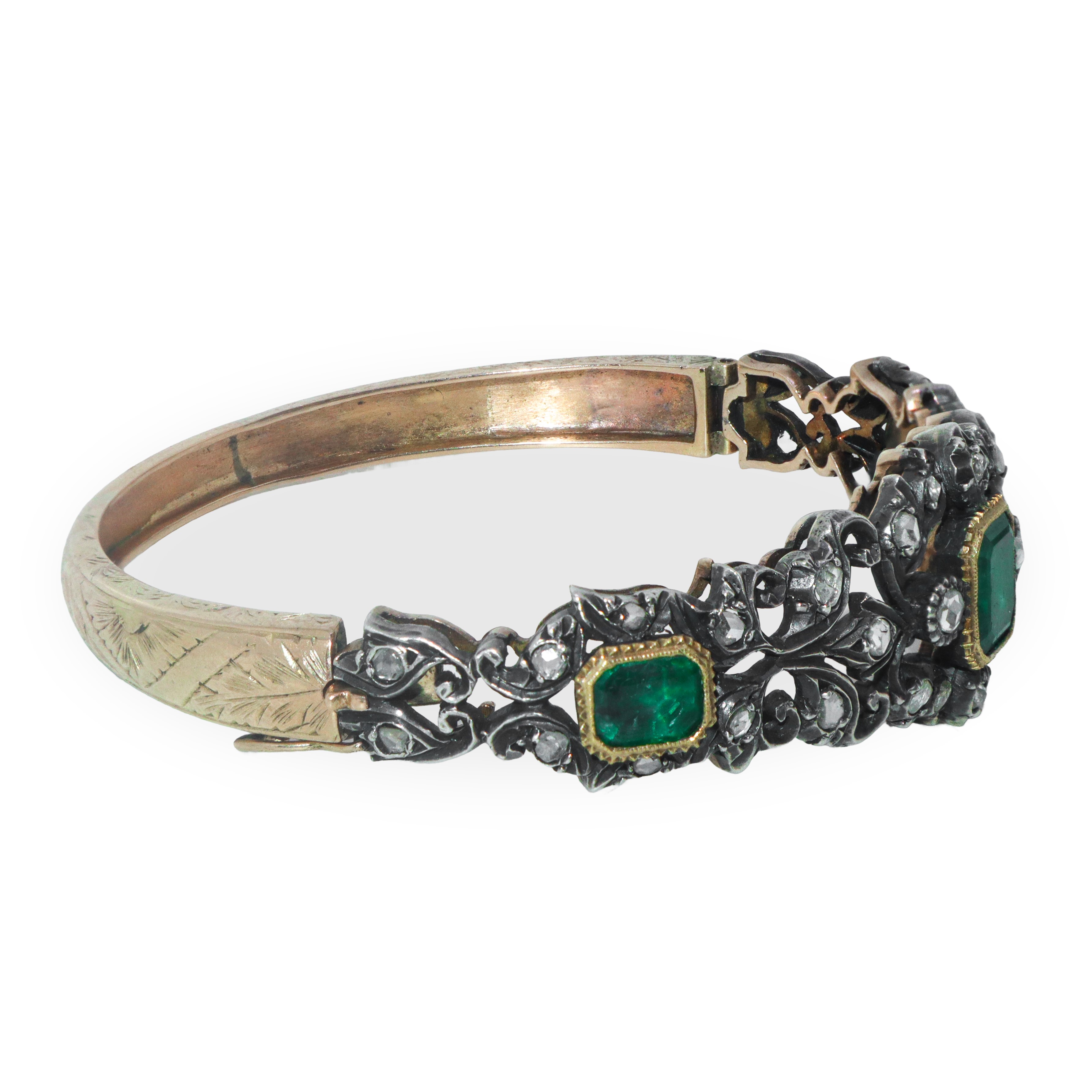 Bracciale d'epoca rigido in oro basso titolo e argento con smeraldi e diamanti e chiusura di sicu...