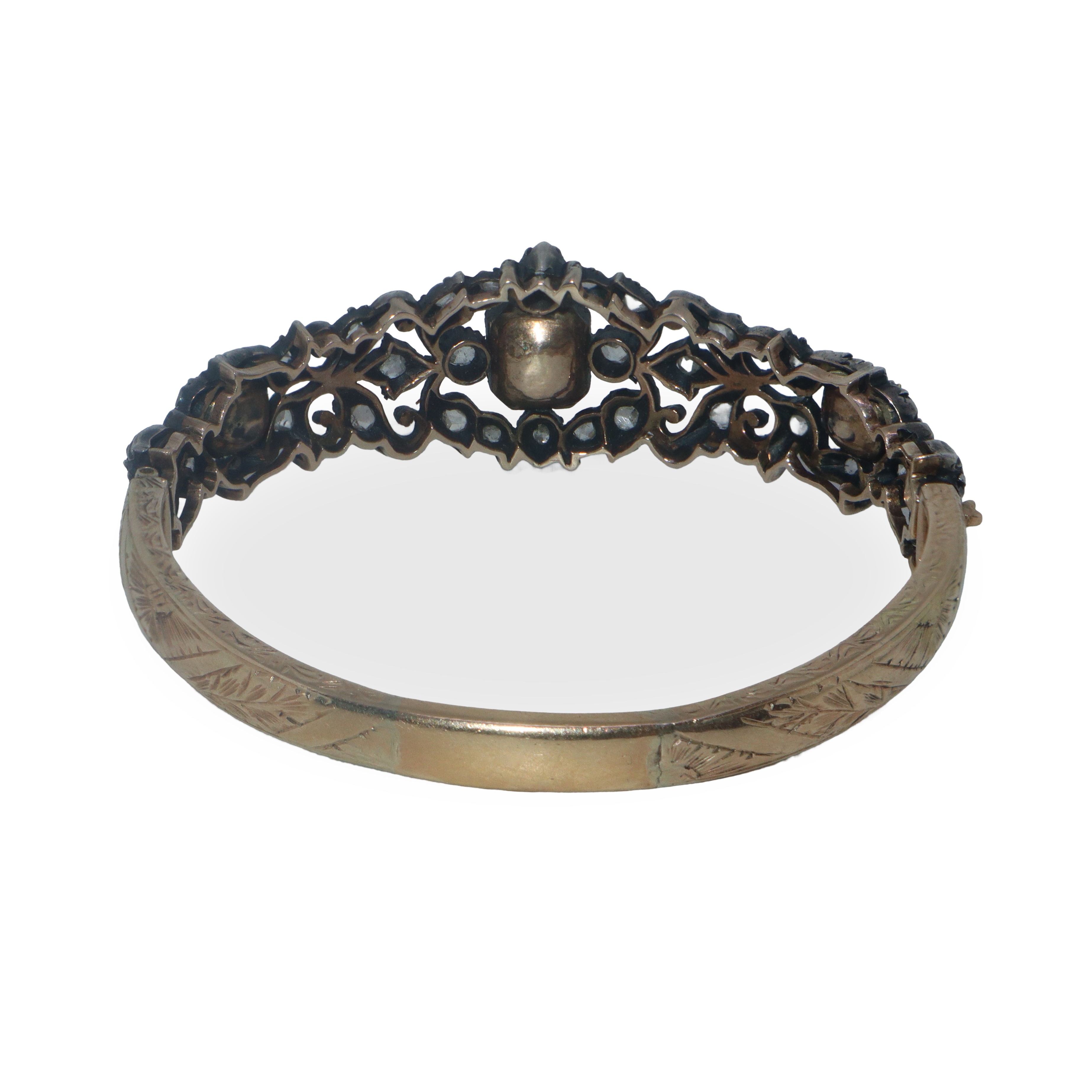 Bracciale d'epoca rigido in oro basso titolo e argento con smeraldi e diamanti e chiusura di sicu...