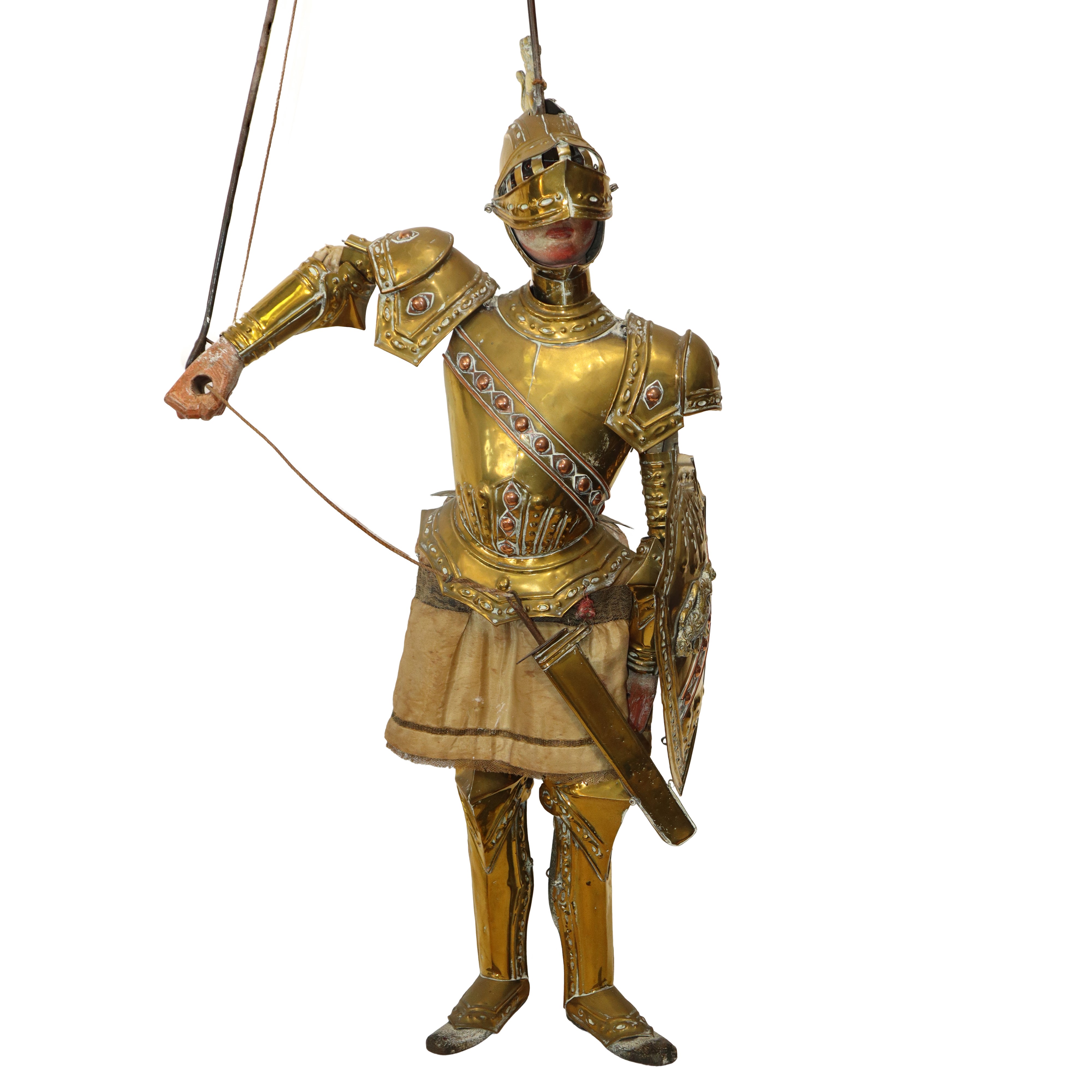 Paladino con armatura dorata e vestito in tessuto