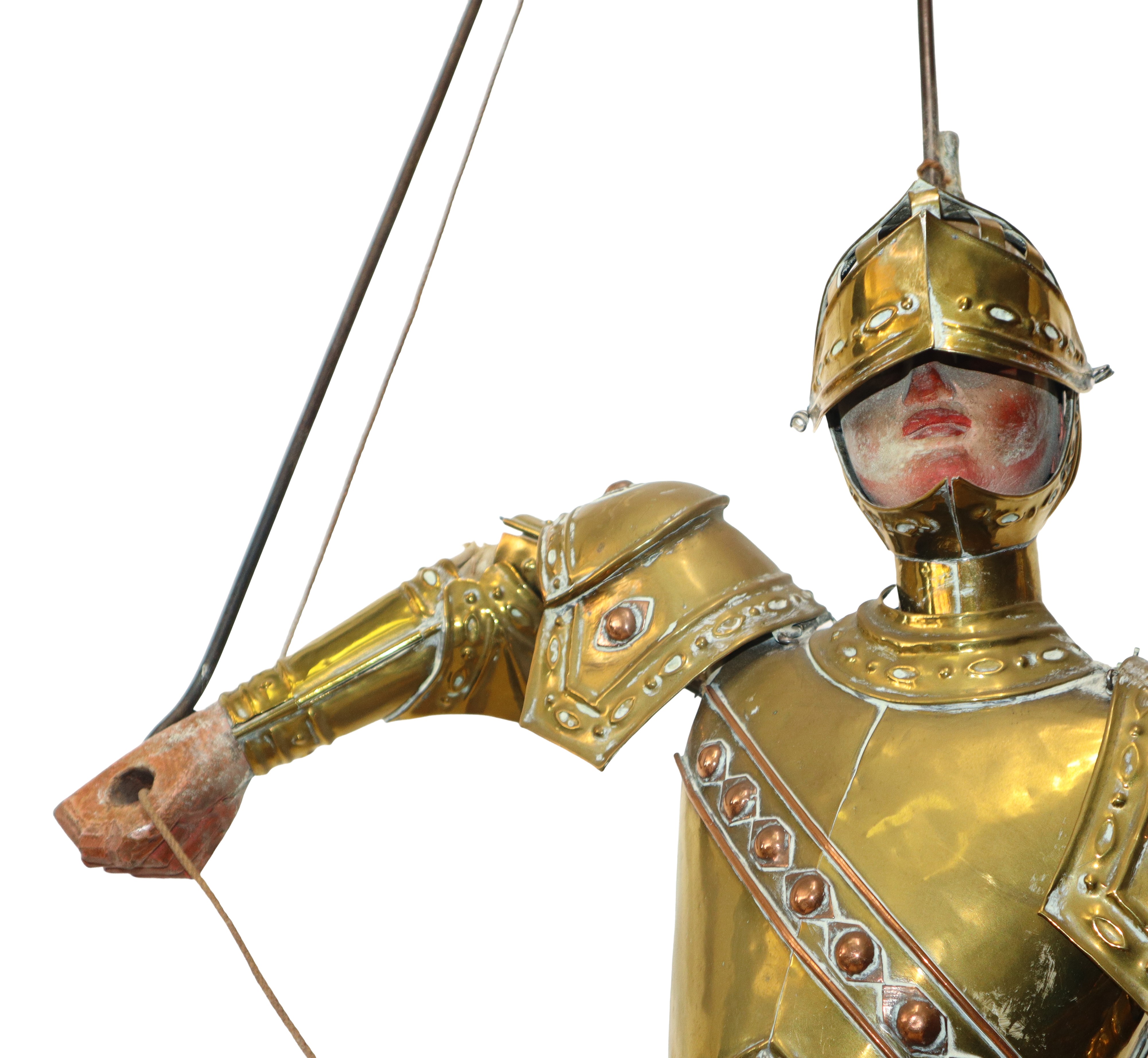 Paladino con armatura dorata e vestito in tessuto