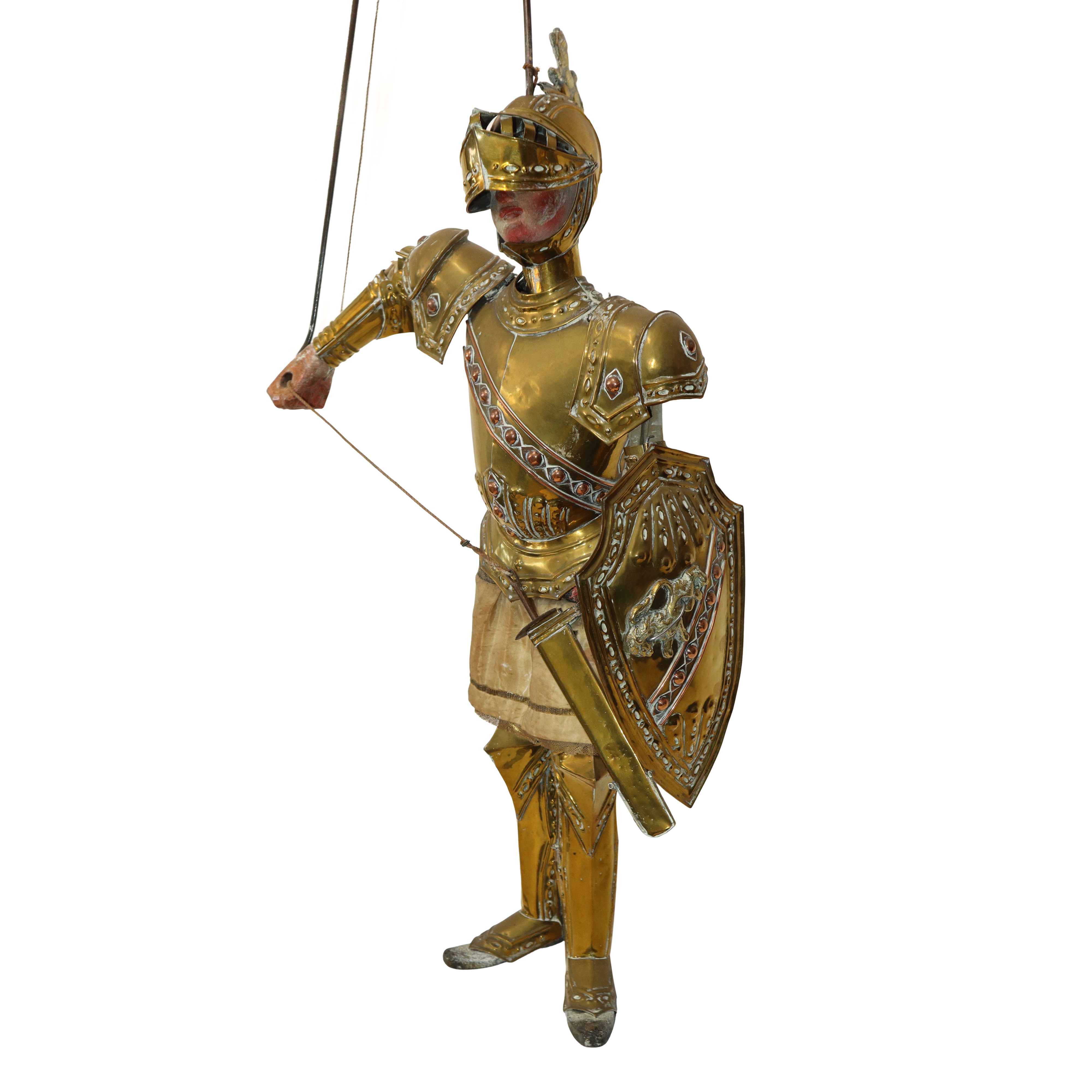 Paladino con armatura dorata e vestito in tessuto