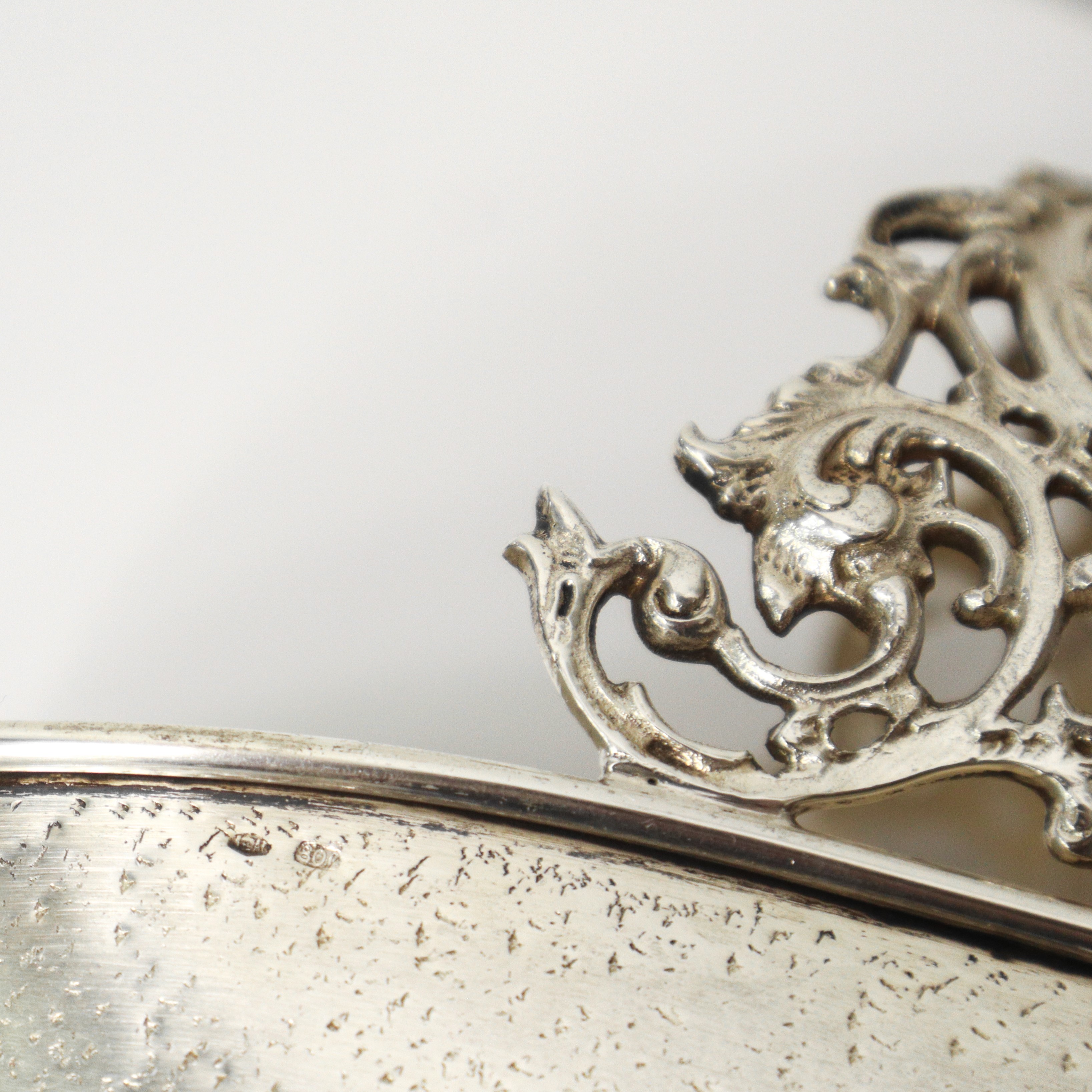 Portadolci in sheffield con base e presa con motivi a ghirlanda