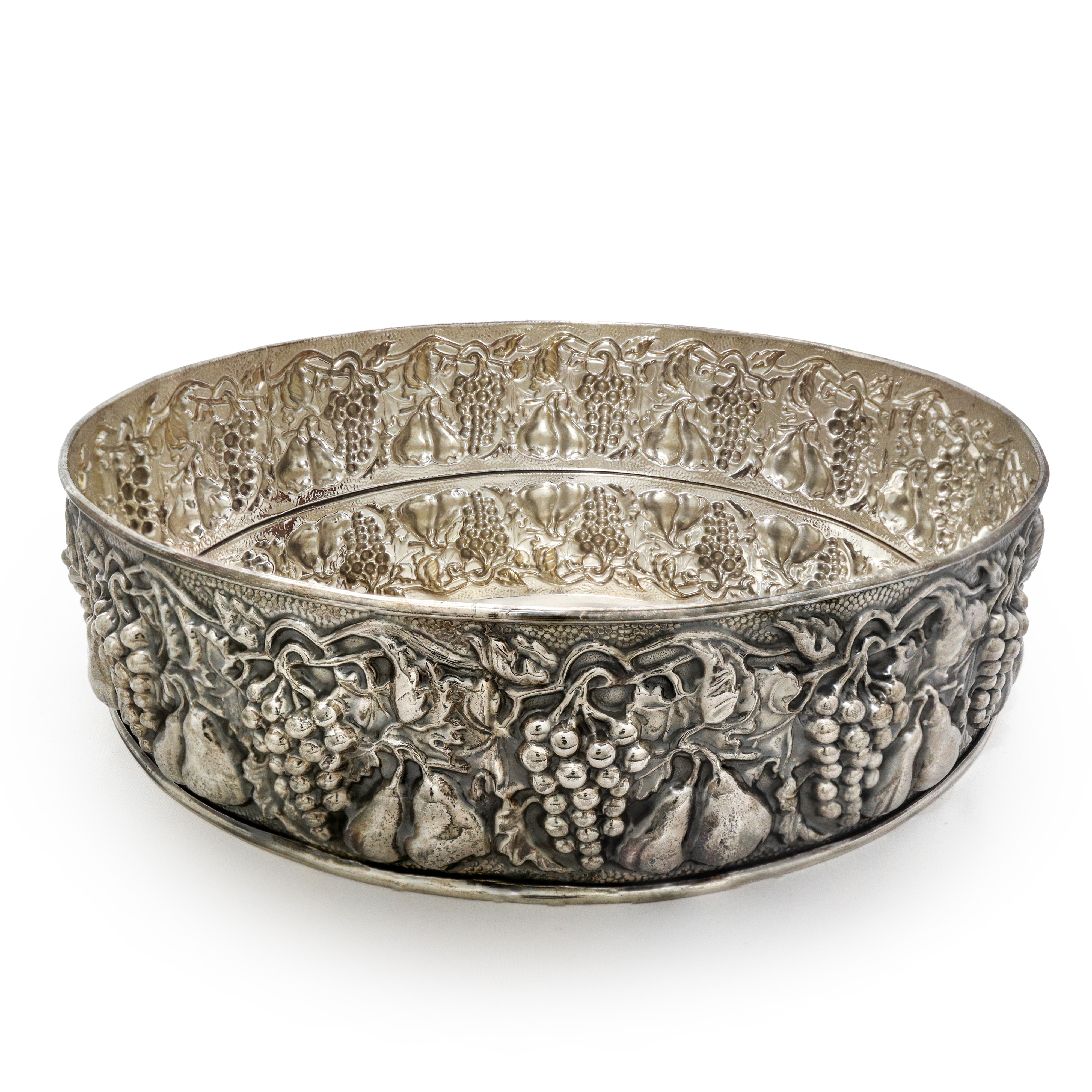 Centrotavola in silver con bordo sbalzato a motivi decorativi con frutti