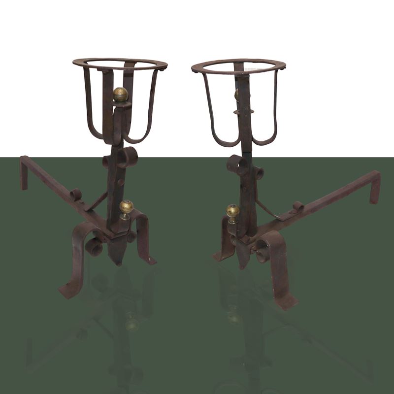 Coppia di alari da camino in ferro chiodato