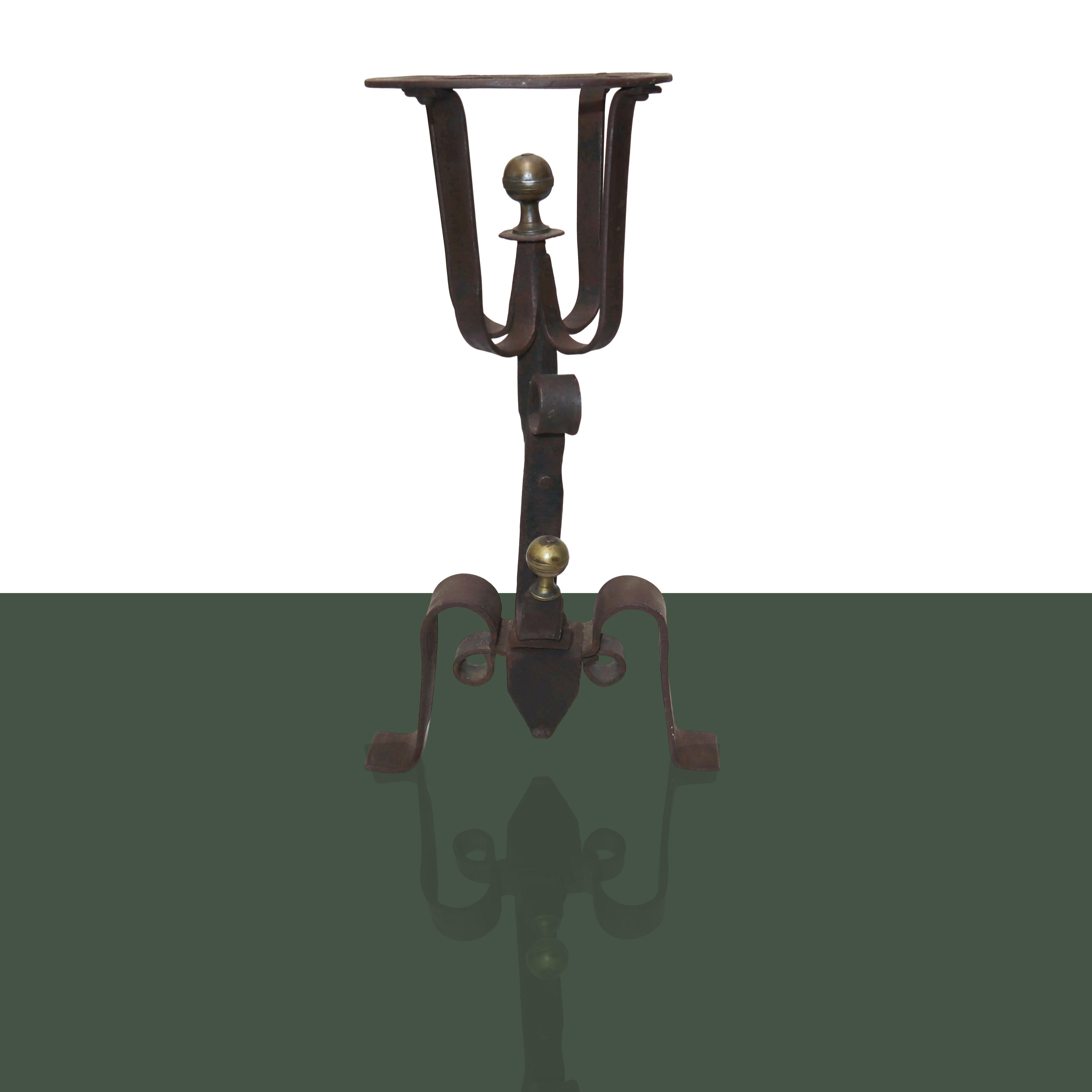 Coppia di alari da camino in ferro chiodato