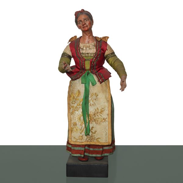 Personaggio presepiale in terracotta e legno con vesti in cotone, raso e passamaneria: donna popolana 