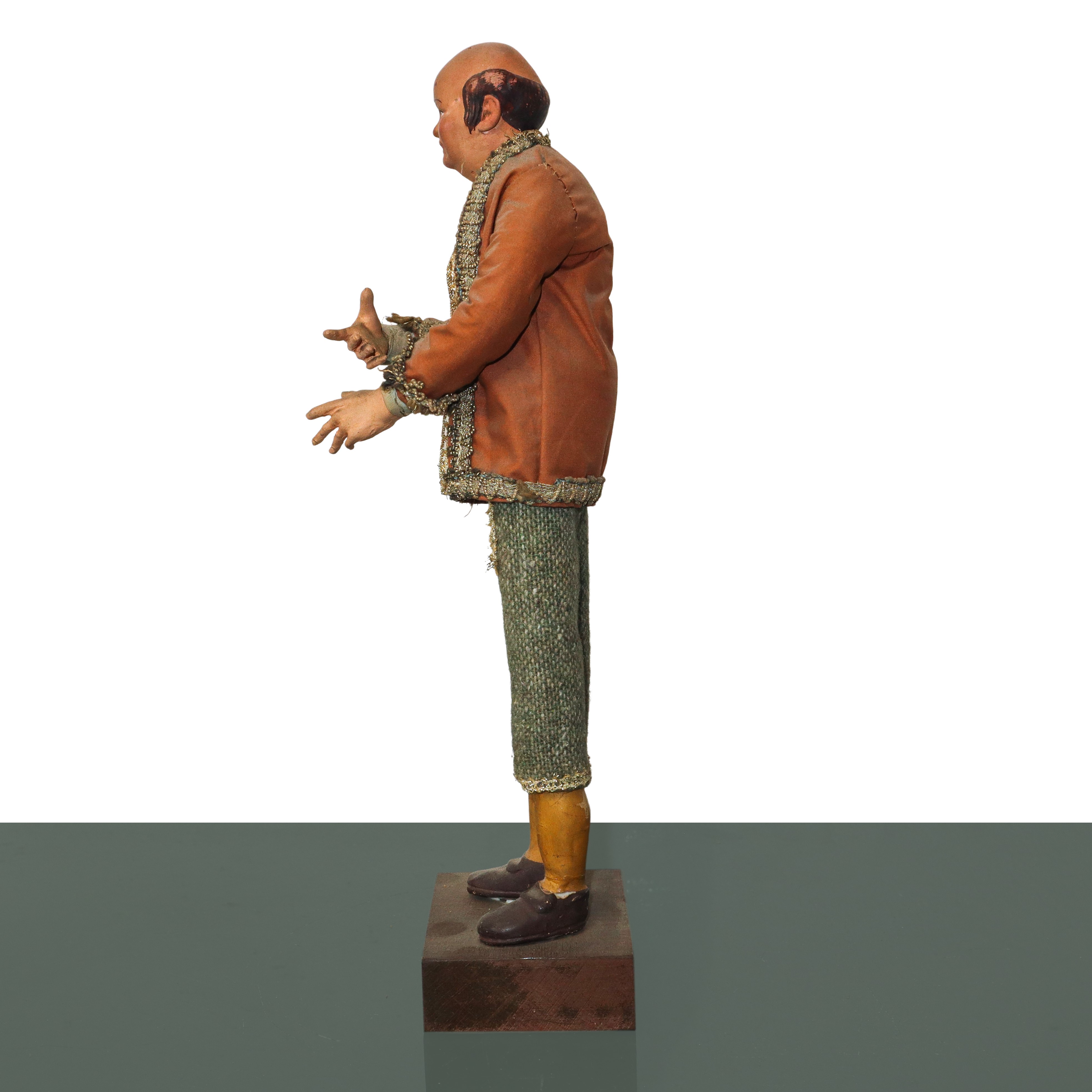 Personaggio presepiale napoletano del XIX secolo, terracotta e legno con vesti in cotone e passam...
