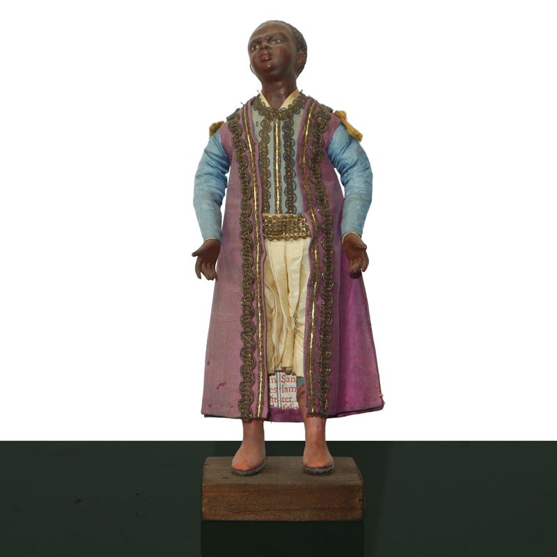 Personaggio Presepiale in Terracotta e Legno con Vesti in Cotone, Raso e Passamaneria: Bambino Mo...