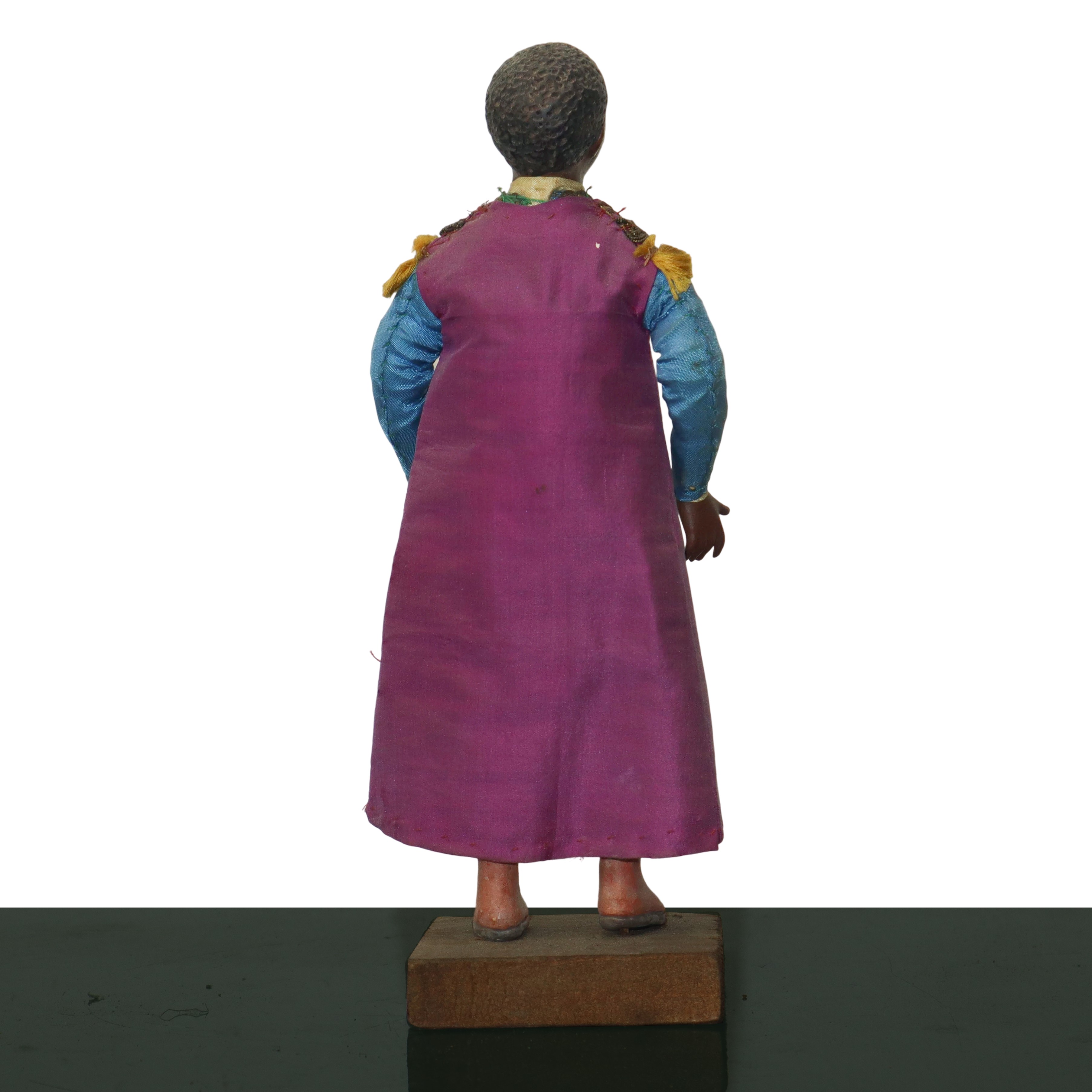 Personaggio Presepiale in Terracotta e Legno con Vesti in Cotone, Raso e Passamaneria: Bambino Mo...