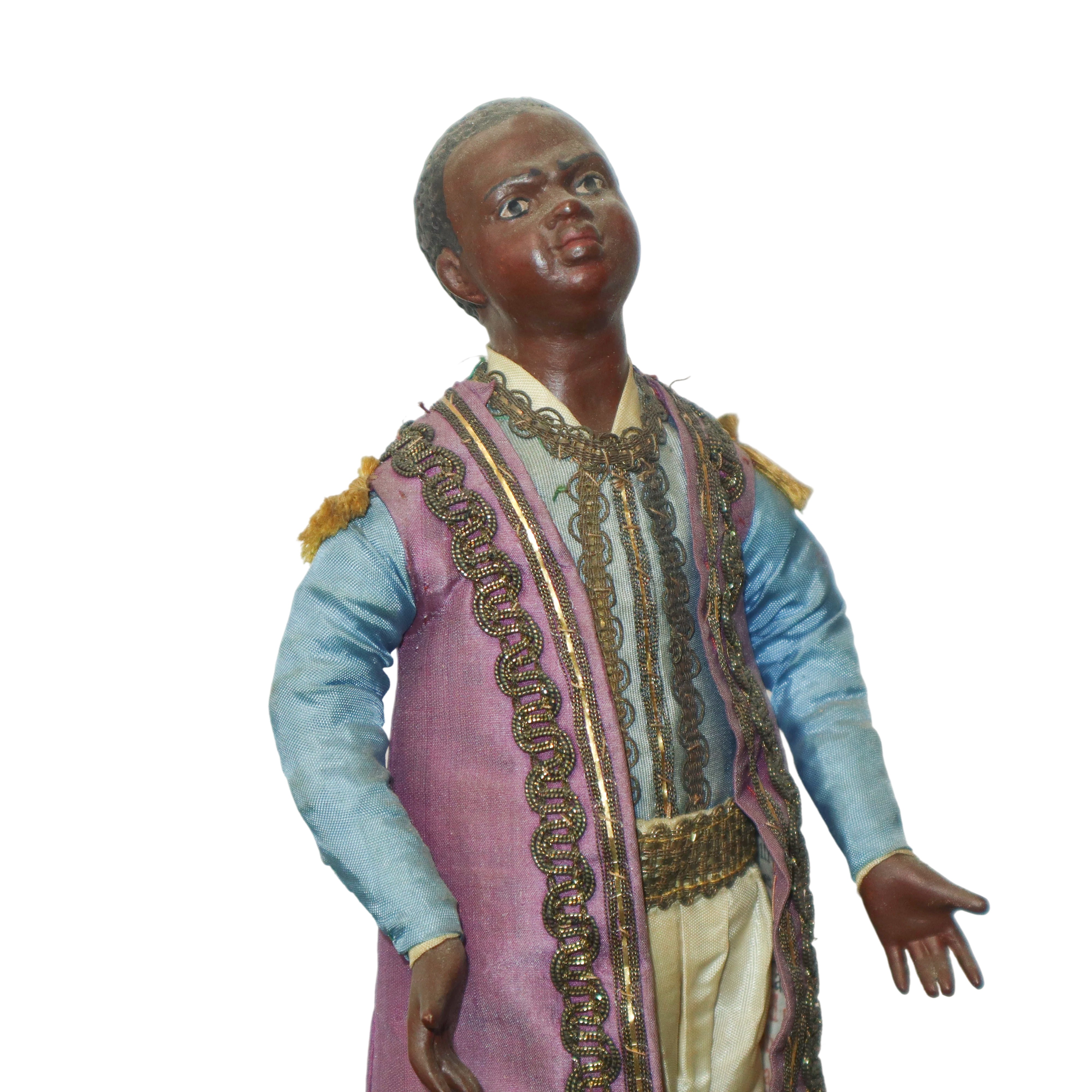 Personaggio Presepiale in Terracotta e Legno con Vesti in Cotone, Raso e Passamaneria: Bambino Mo...