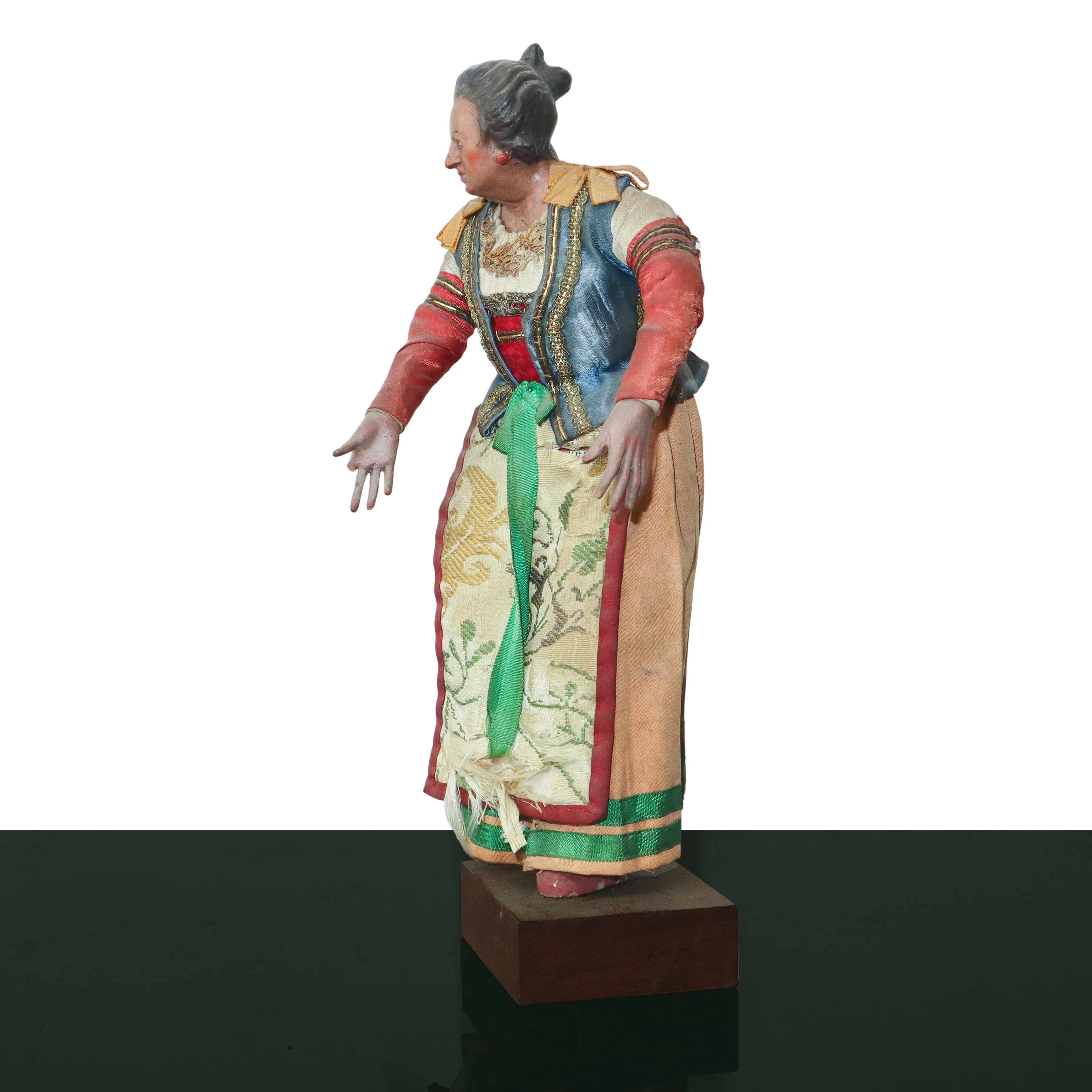 Personaggio presepiale, Napoli XIX secolo, terracotta e legno con vesti in cotone, raso e passama...