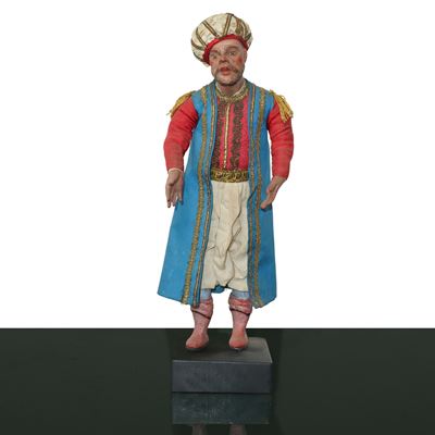 Personaggio presepiale, Napoli, XIX secolo, terracotta e legno con vesti in cotone e raso