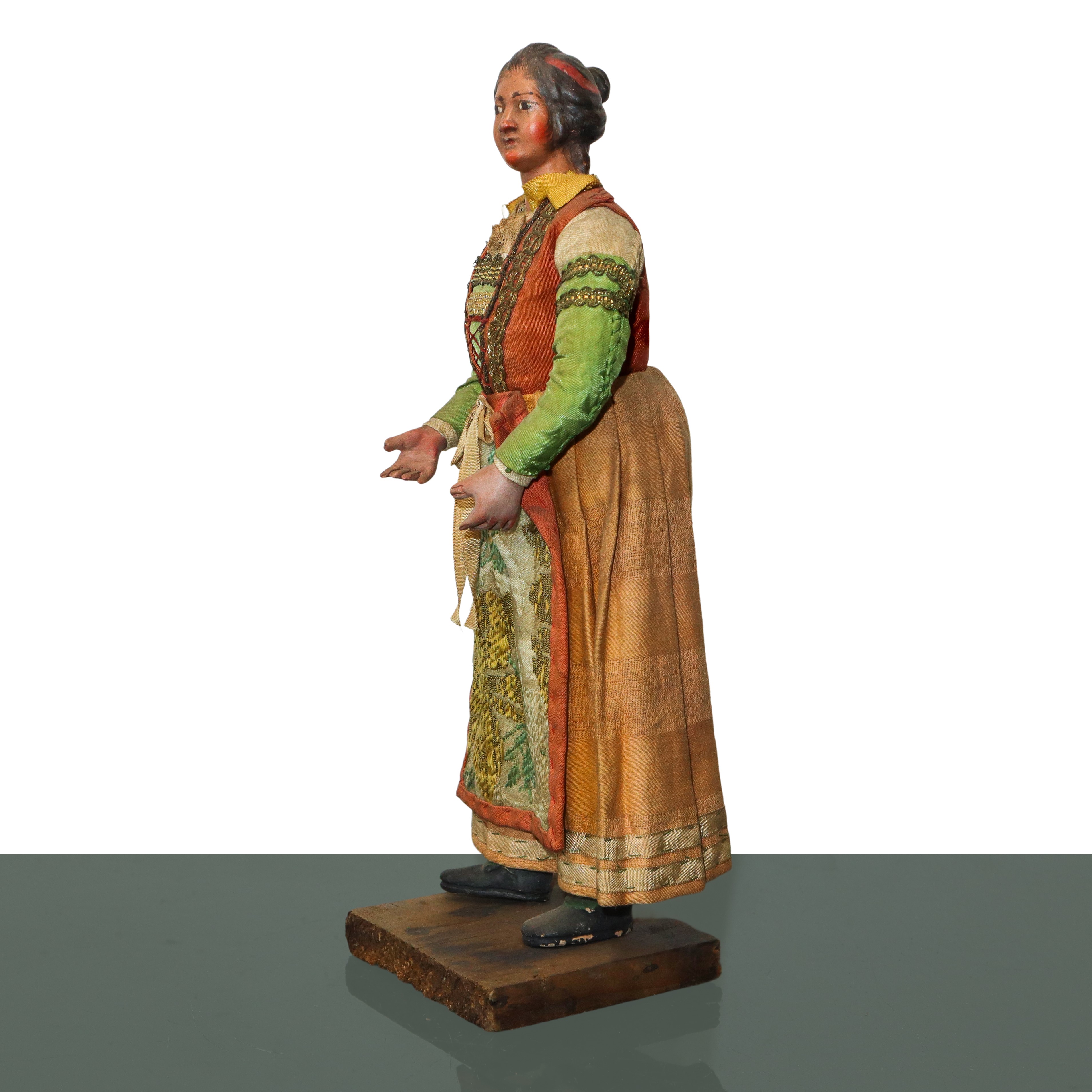 Personaggio Presepiale in Terracotta e Legno con Vesti in Cotone, Raso e Passamaneria: Popolana c...