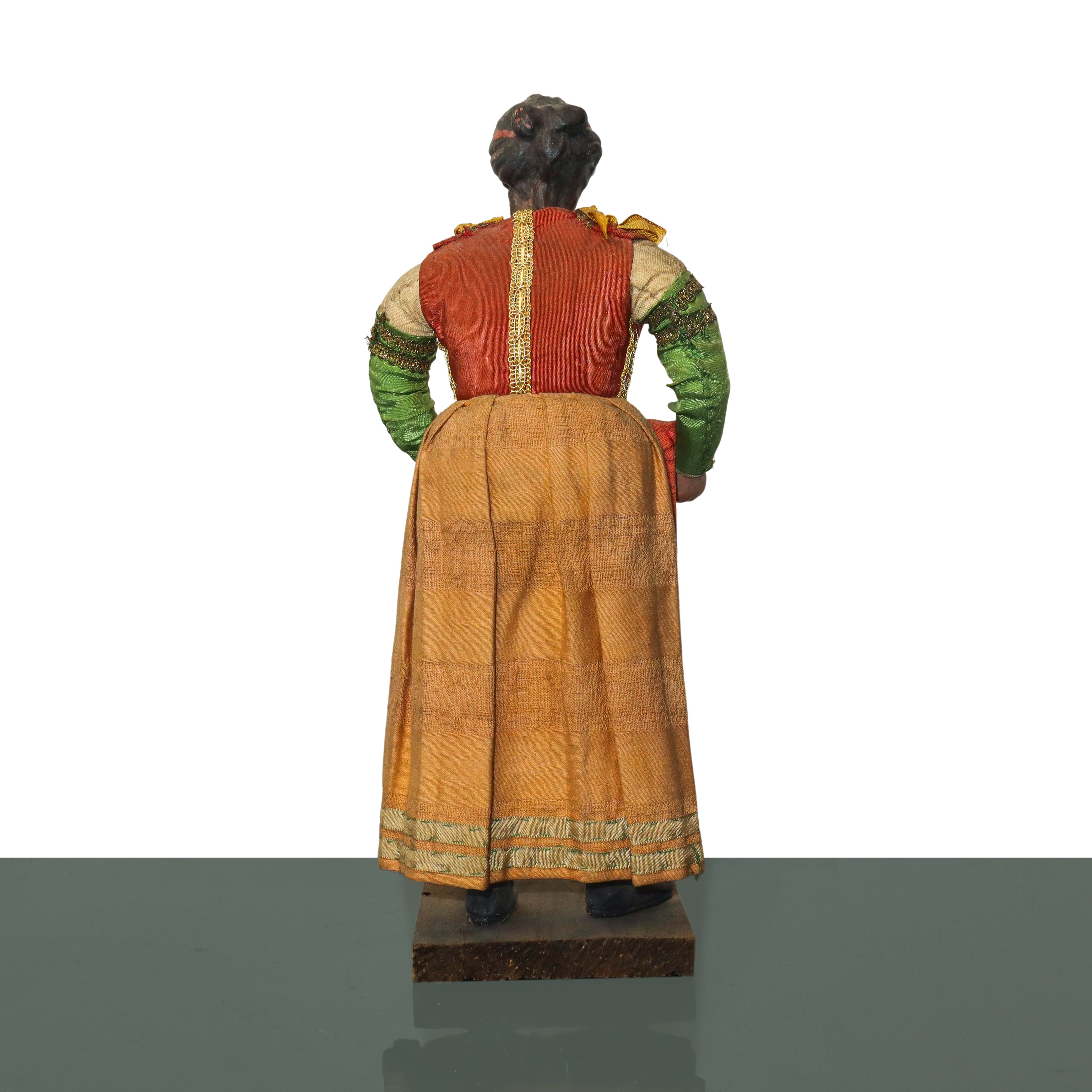 Personaggio Presepiale in Terracotta e Legno con Vesti in Cotone, Raso e Passamaneria: Popolana c...