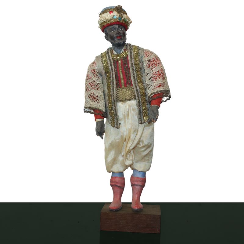 Personaggio Presepiale in Terracotta e Legno con Vesti in Cotone, Raso e Passamaneria: Moro con T...