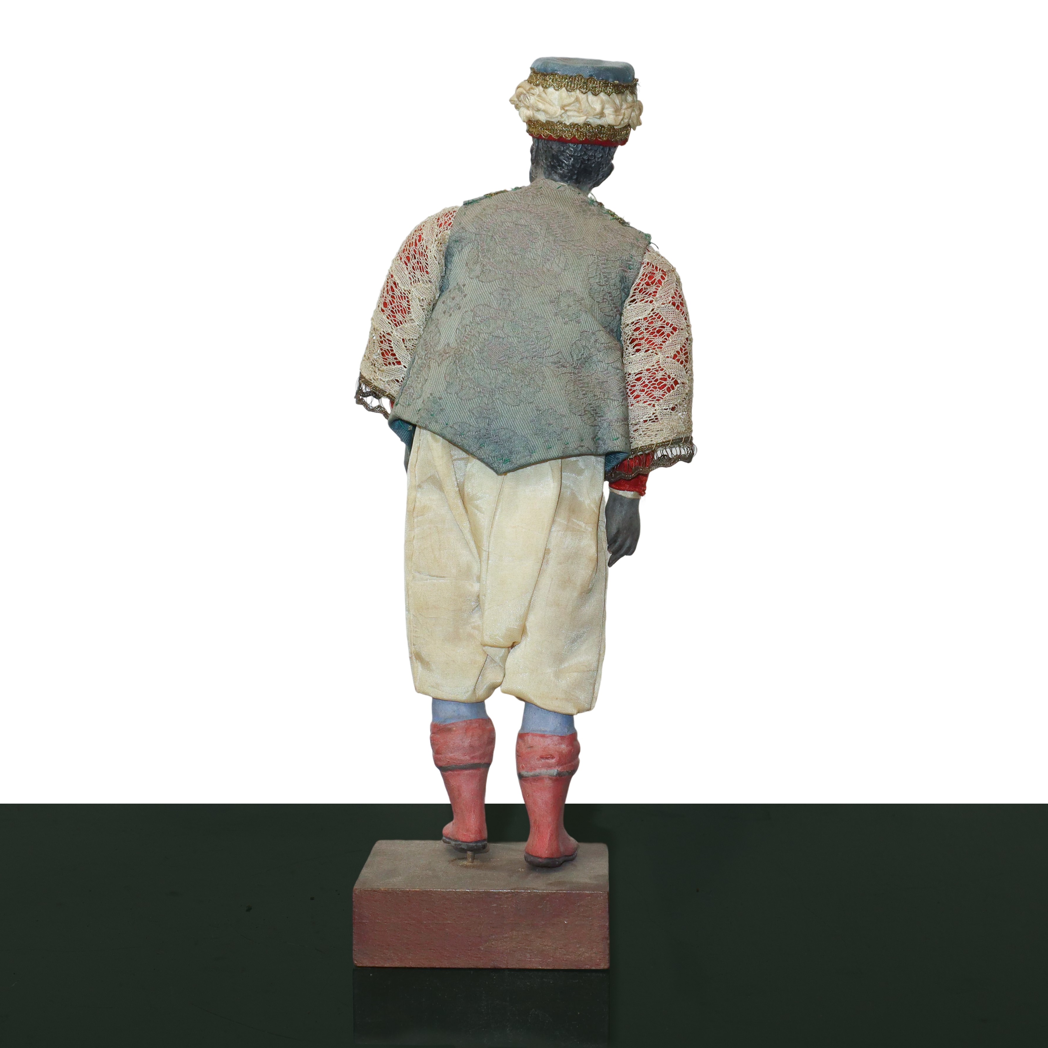 Personaggio Presepiale in Terracotta e Legno con Vesti in Cotone, Raso e Passamaneria: Moro con T...