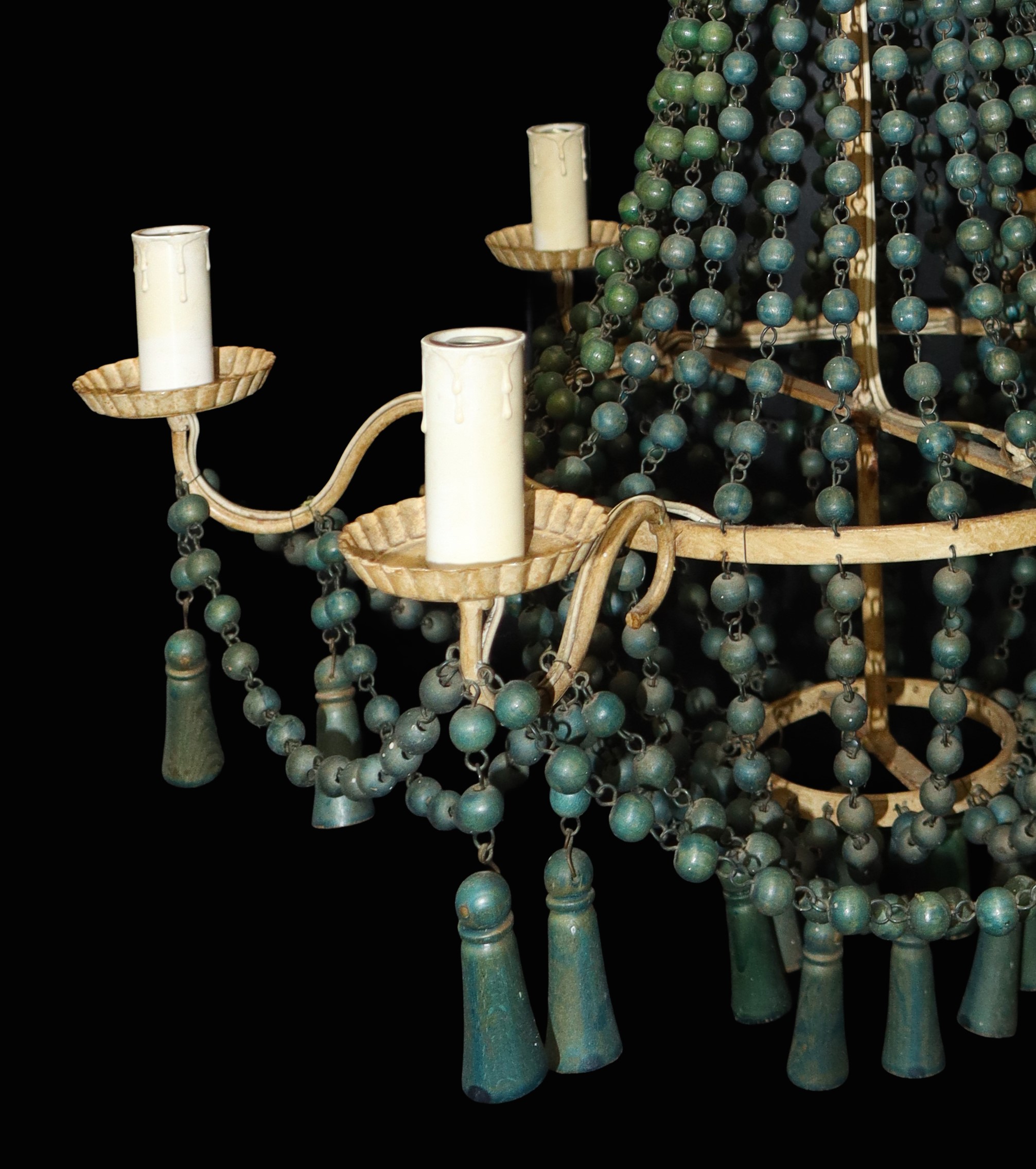 Lampadario a 6 luci struttura in metallo dorato e brindoli a palla in legno verdi