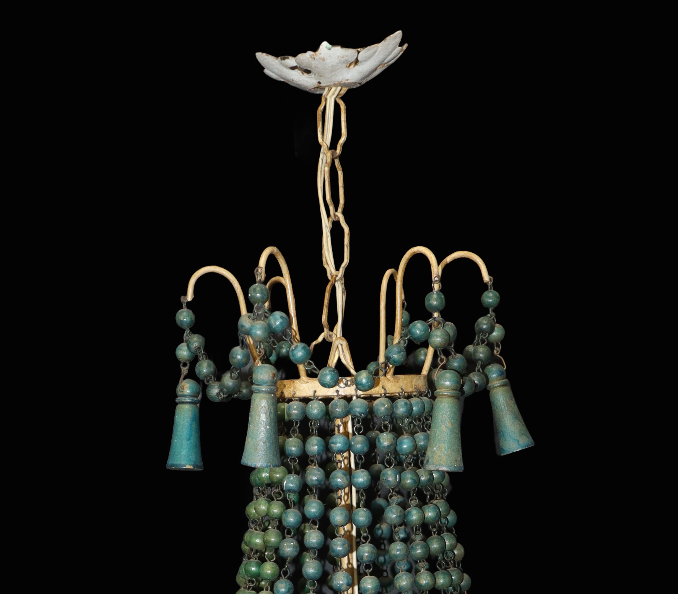 Lampadario a 6 luci struttura in metallo dorato e brindoli a palla in legno verdi