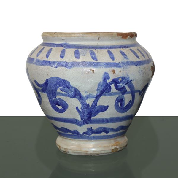 Caltagirone vase decorated with large blue leaves