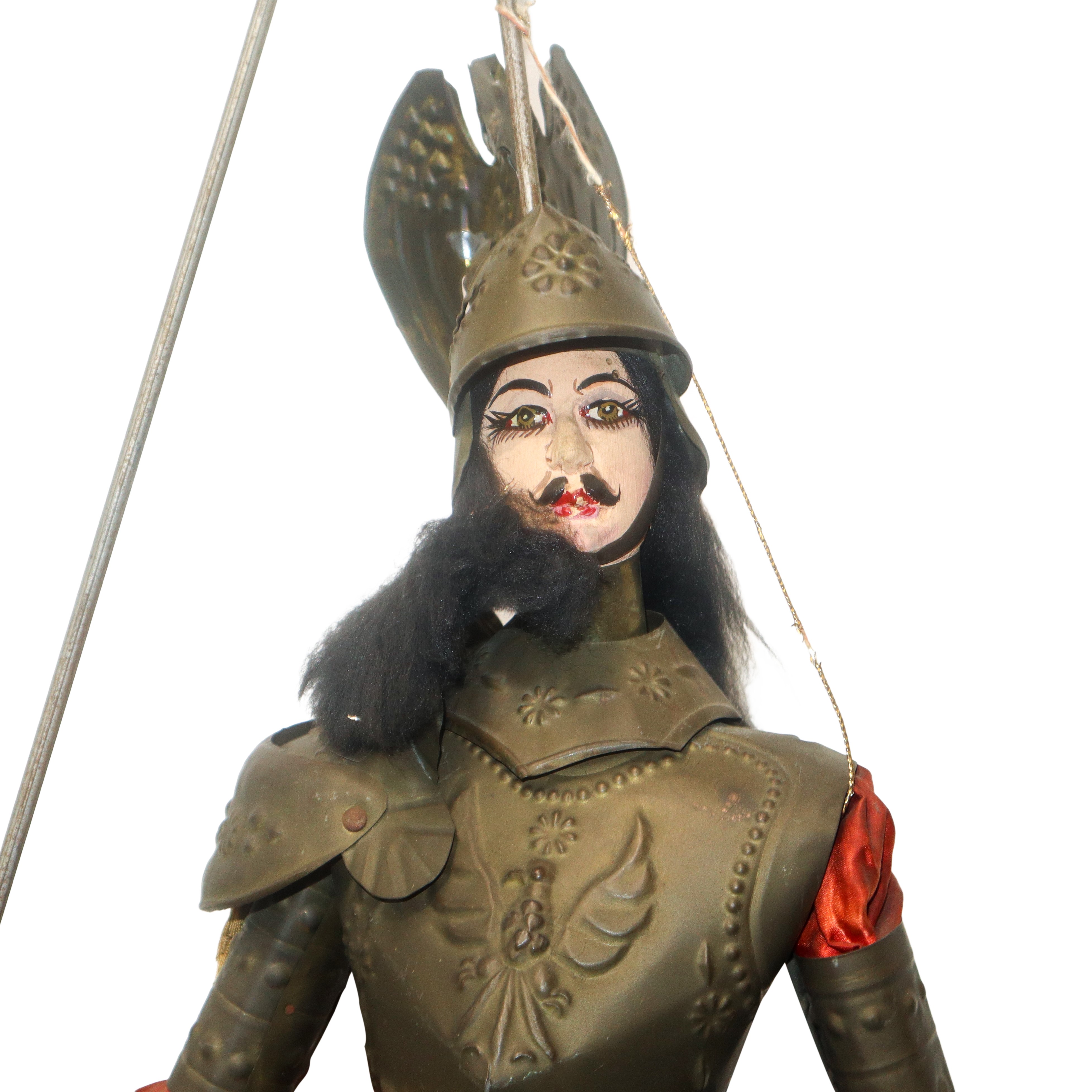 Paladino con armatura in metallo e abiti in stoffa