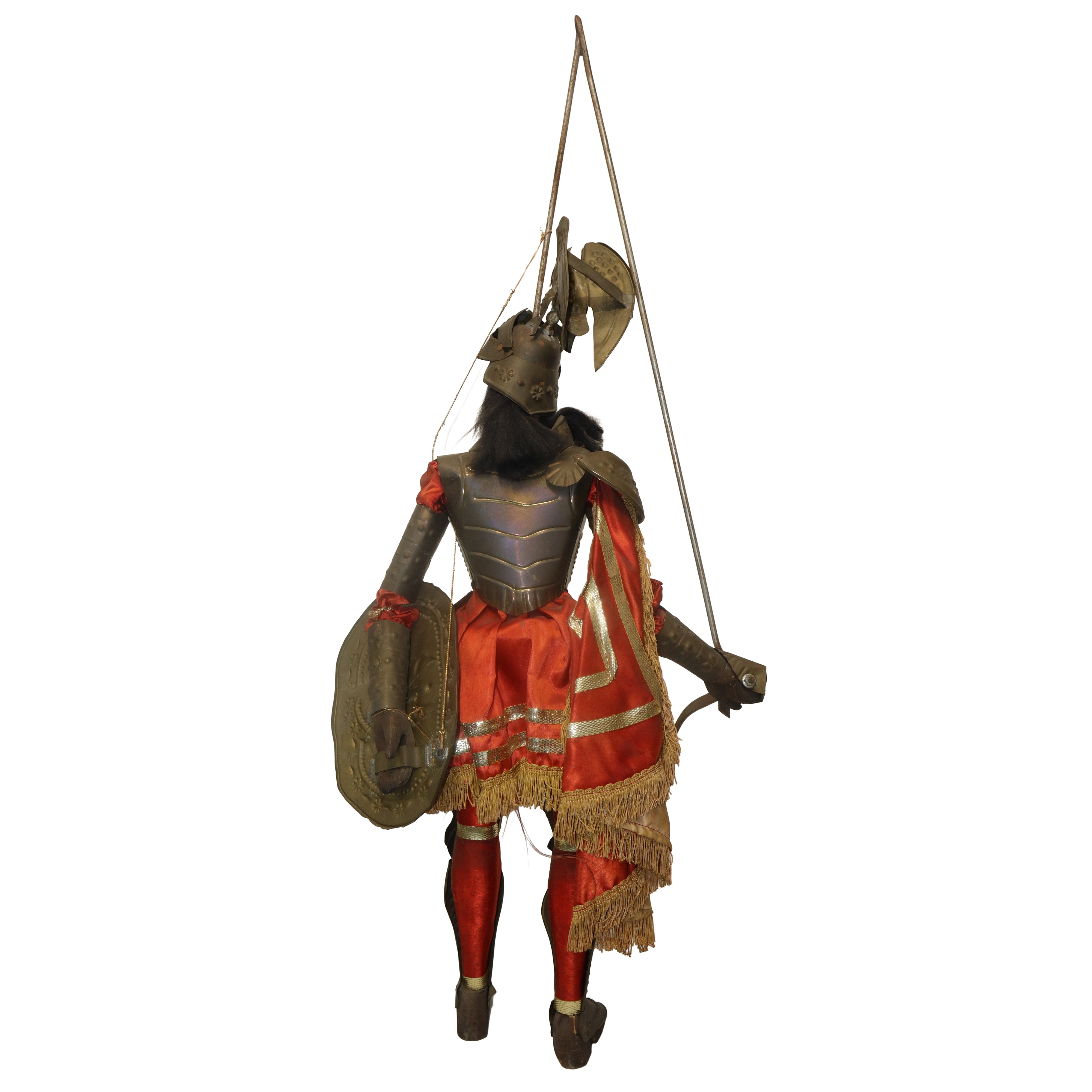 Paladino con armatura in metallo e abiti in stoffa