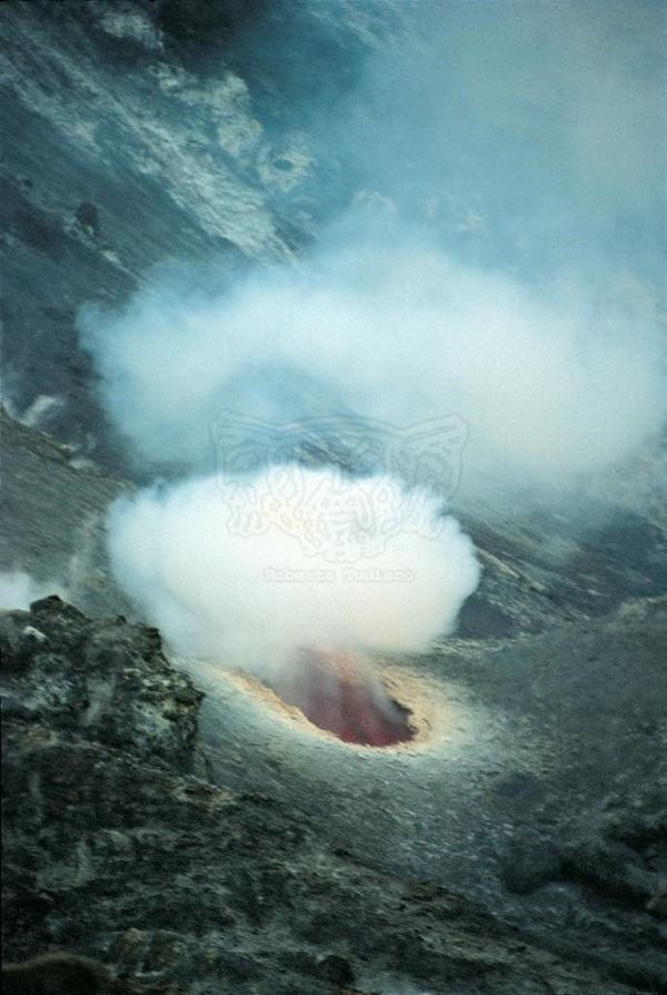 Collezione EM, titolo "Baby "South East"", anno 1984. Etna: formazione del Cratere di Sud Est sul fianco della Bocca Nuova, diapositiva  1 / 8 , 30x45, CIBACHROME stampa diretta da diapositiva , 40x55 forex 10mm, perfilo bianco, cartoncino, bordi rivestimento sabbia vulcanica 