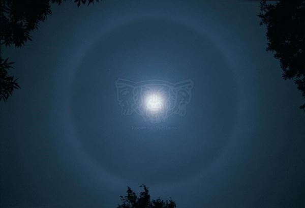 Collezione EM, titolo "Sunbow", anno 2002. UK: arcobaleno intorno al sole, diapositiva 1 / 8, 30x45, CIBACHROME stampa diretta da diapositiva , 40x55 forex 10mm, perfilo bianco, cartoncino, bordi rivestimento sabbia vulcanica 