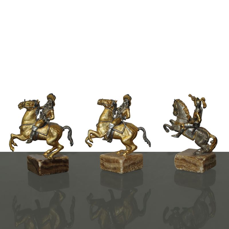 Piero Benzoni - N. 3 piccole statue di cavaliere a cavallo in bronzo argentato e dorato su base i...