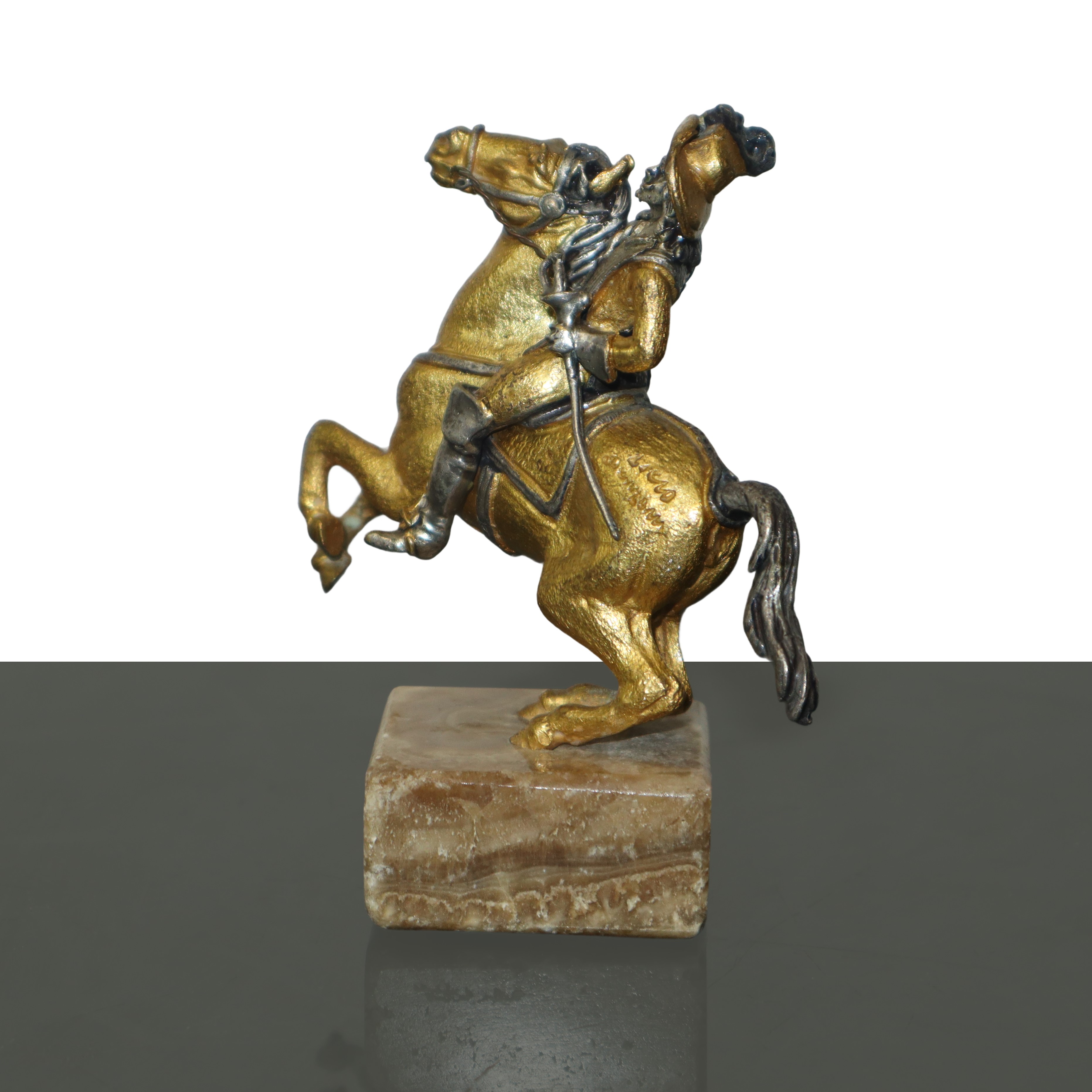 N°3 piccole statue di cavaliere a cavallo in bronzo argentato e dorato montate su base in onice