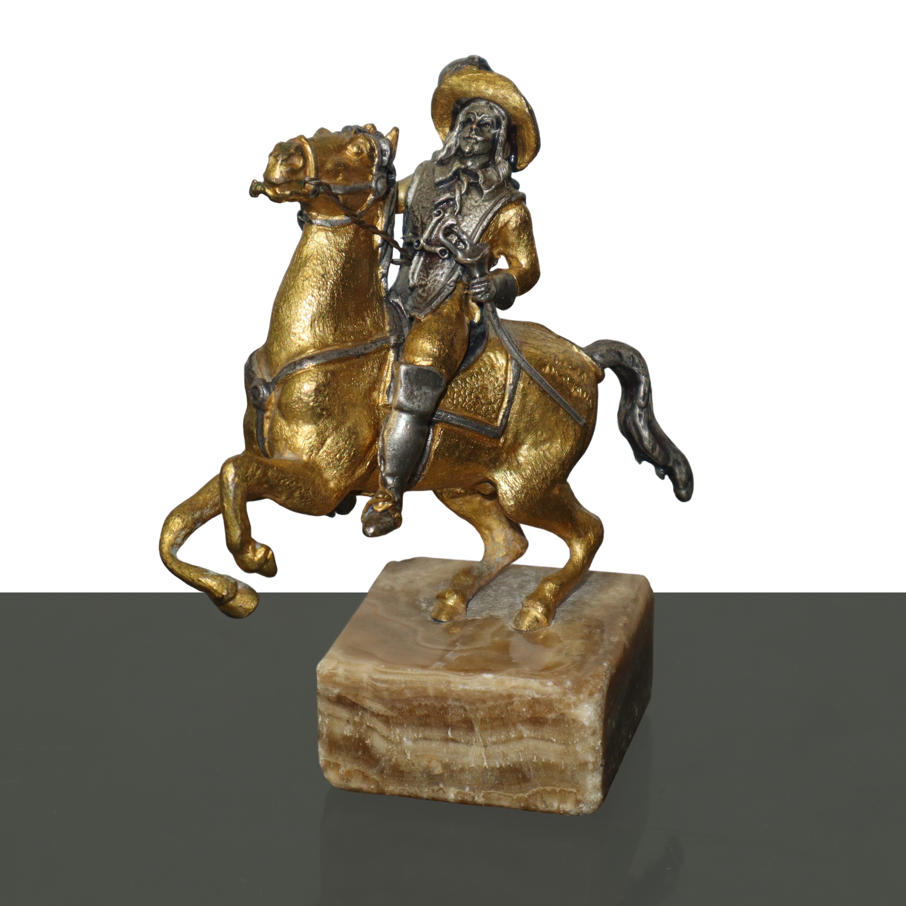 N°3 piccole statue di cavaliere a cavallo in bronzo argentato e dorato montate su base in onice