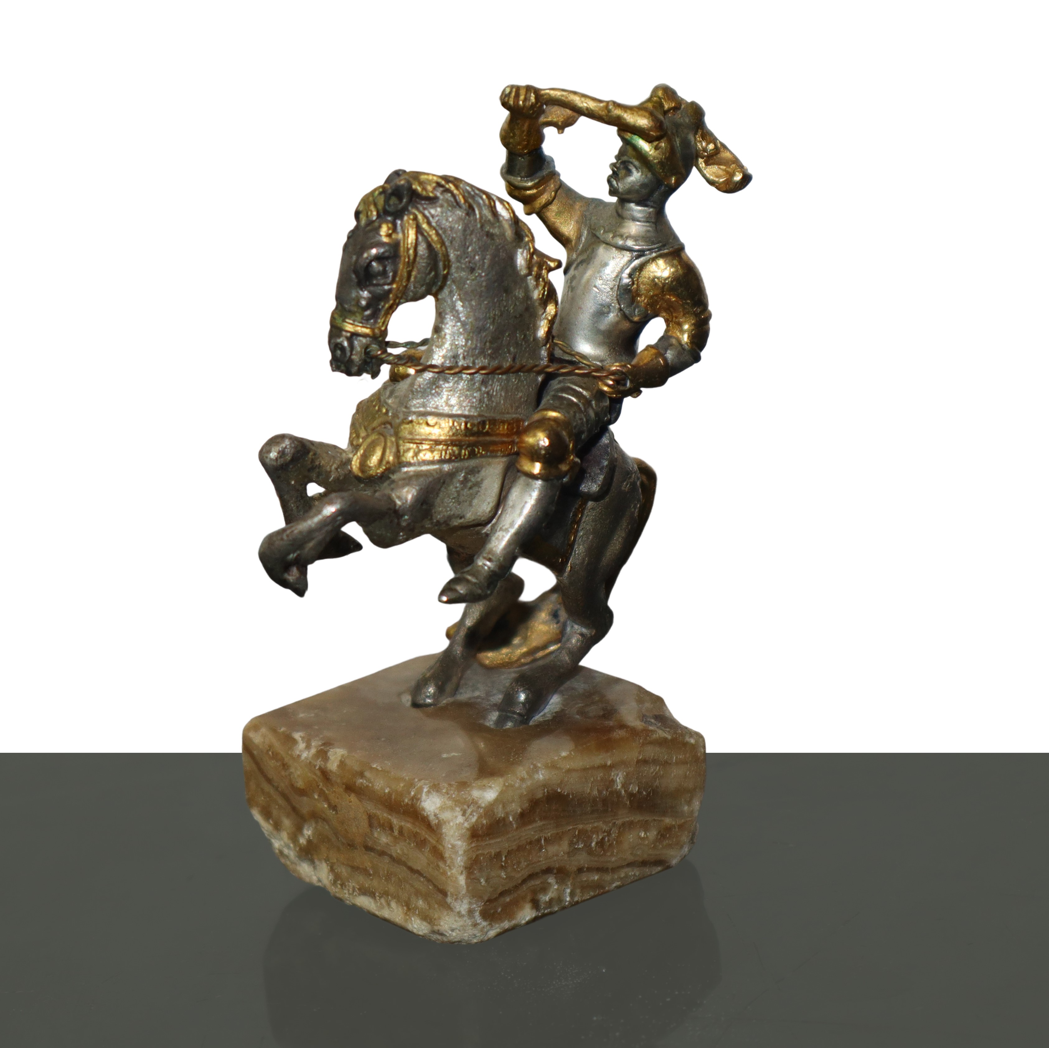 N°3 piccole statue di cavaliere a cavallo in bronzo argentato e dorato montate su base in onice