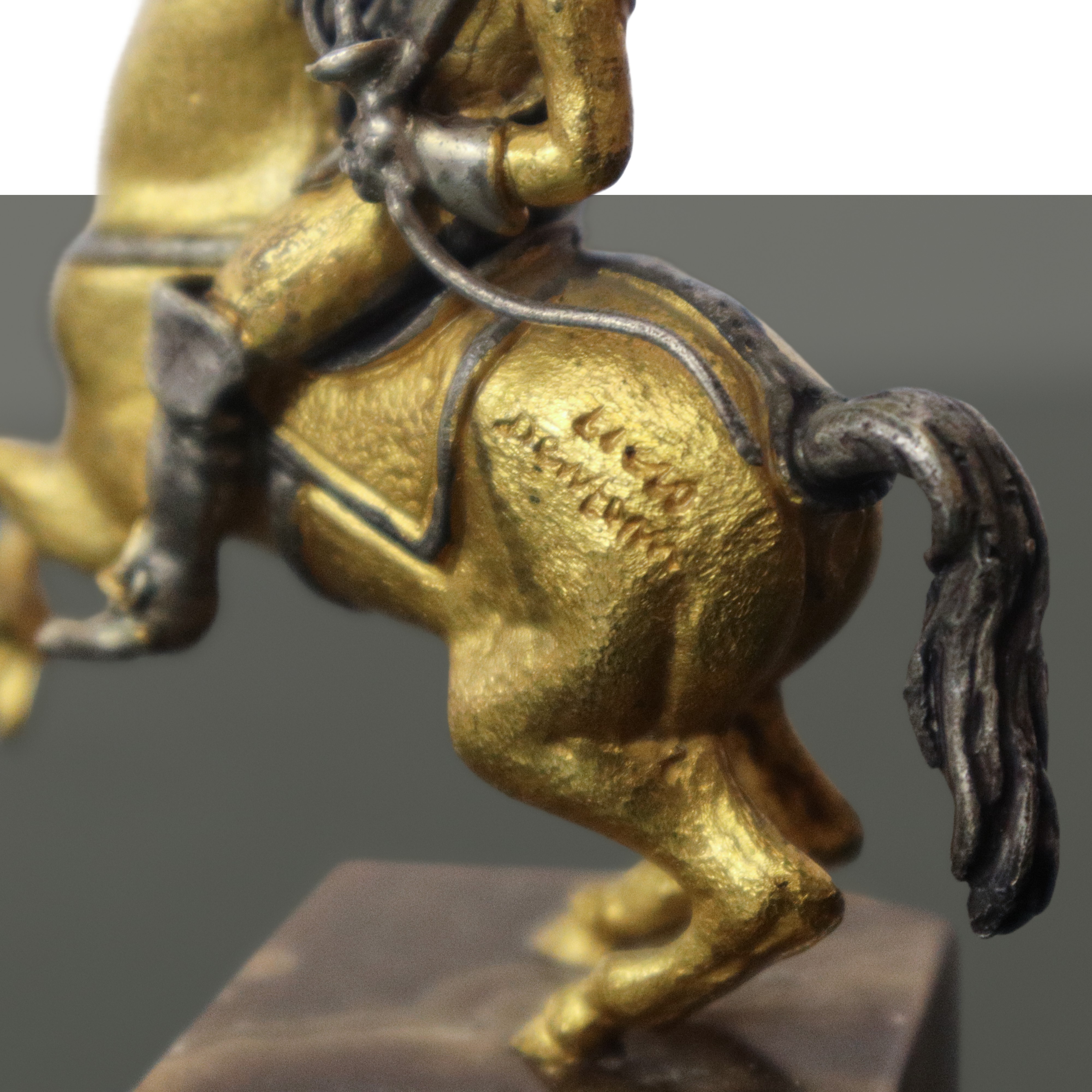 N°3 piccole statue di cavaliere a cavallo in bronzo argentato e dorato montate su base in onice