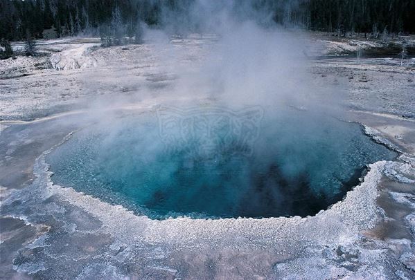 Collezione EM, titolo "White Geyser         ", anno 1983. USA: Yellowstone Park, geyser (vulcano di acqua calda) con concrezioni bianche, diapositiva  1 / 8 , 30x45, CIBACHROME stampa diretta da diapositiva , 40x55 forex 10mm, perfilo bianco, cartoncino, bordi rivestimento sabbia vulcanica 
