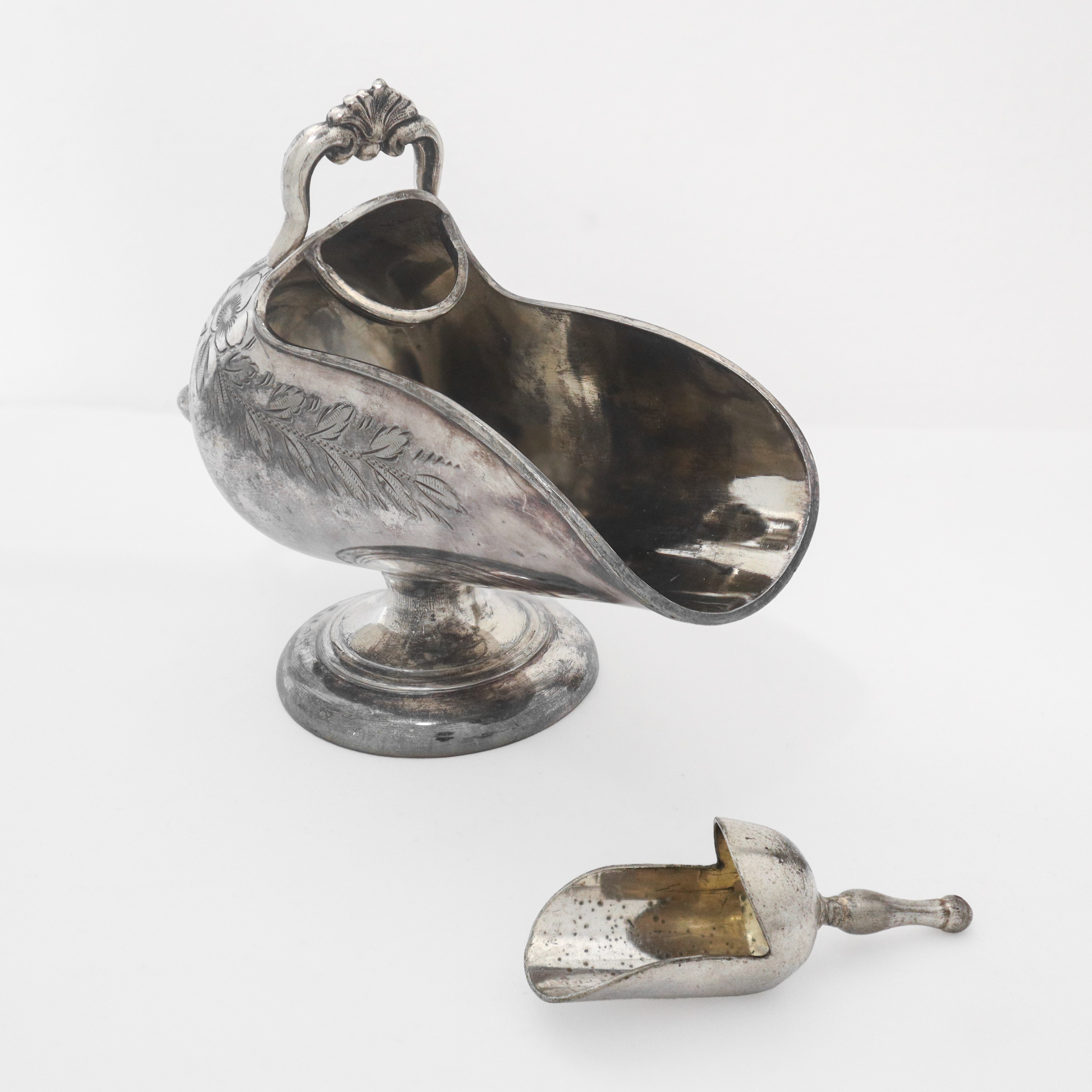 Zuccheriera in sheffield decorata a sbalzo dotata di cucchiaino