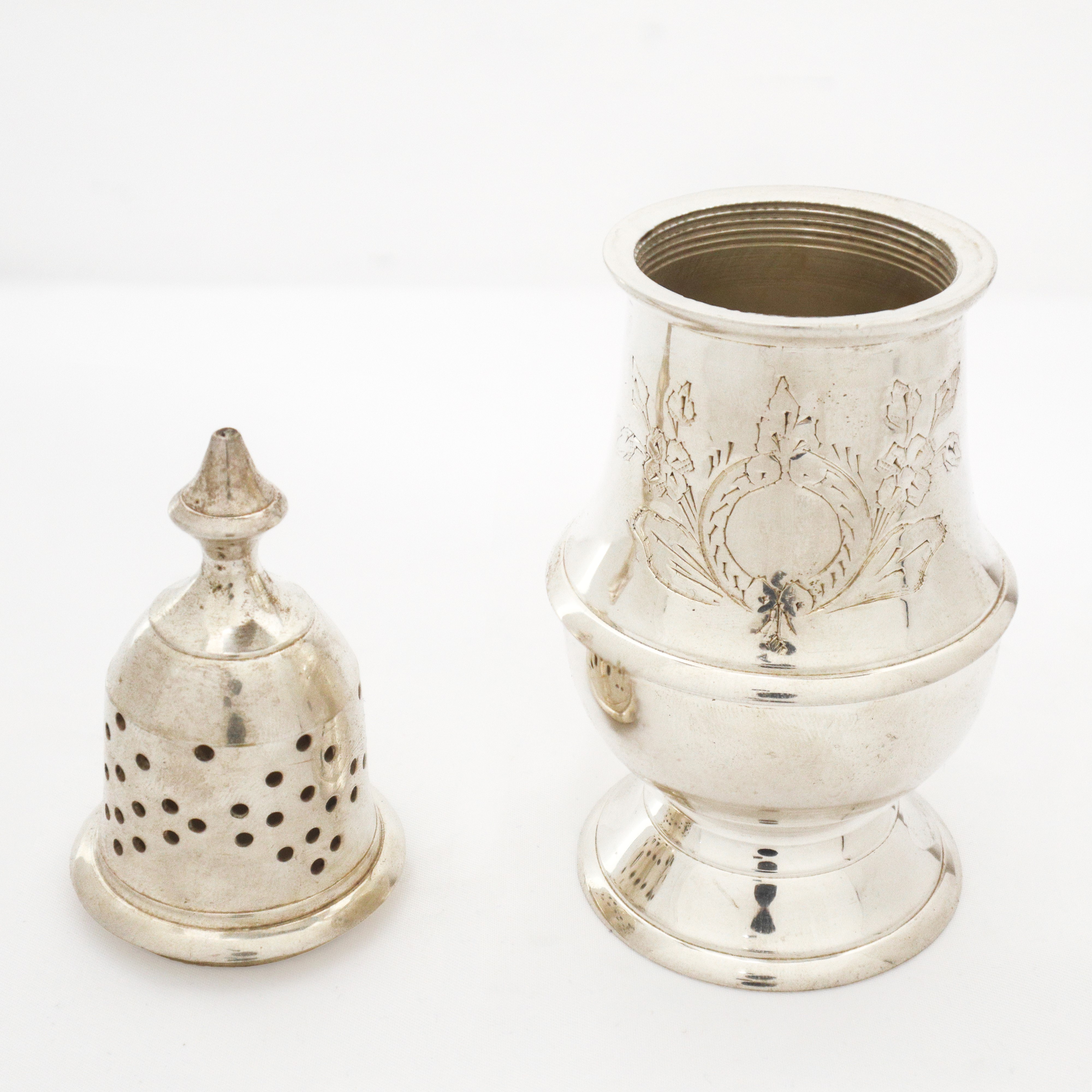 Coppia di saliere in EPNS decorate a sbalzo