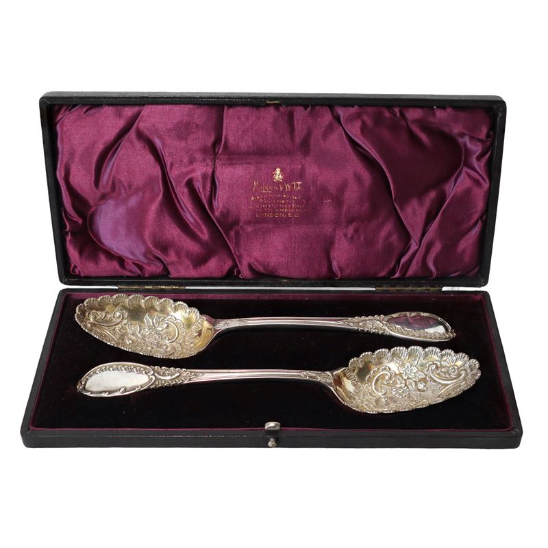 Coppia di cucchiai da portata vittoriani decorati a sbalzo in sheffield inglese