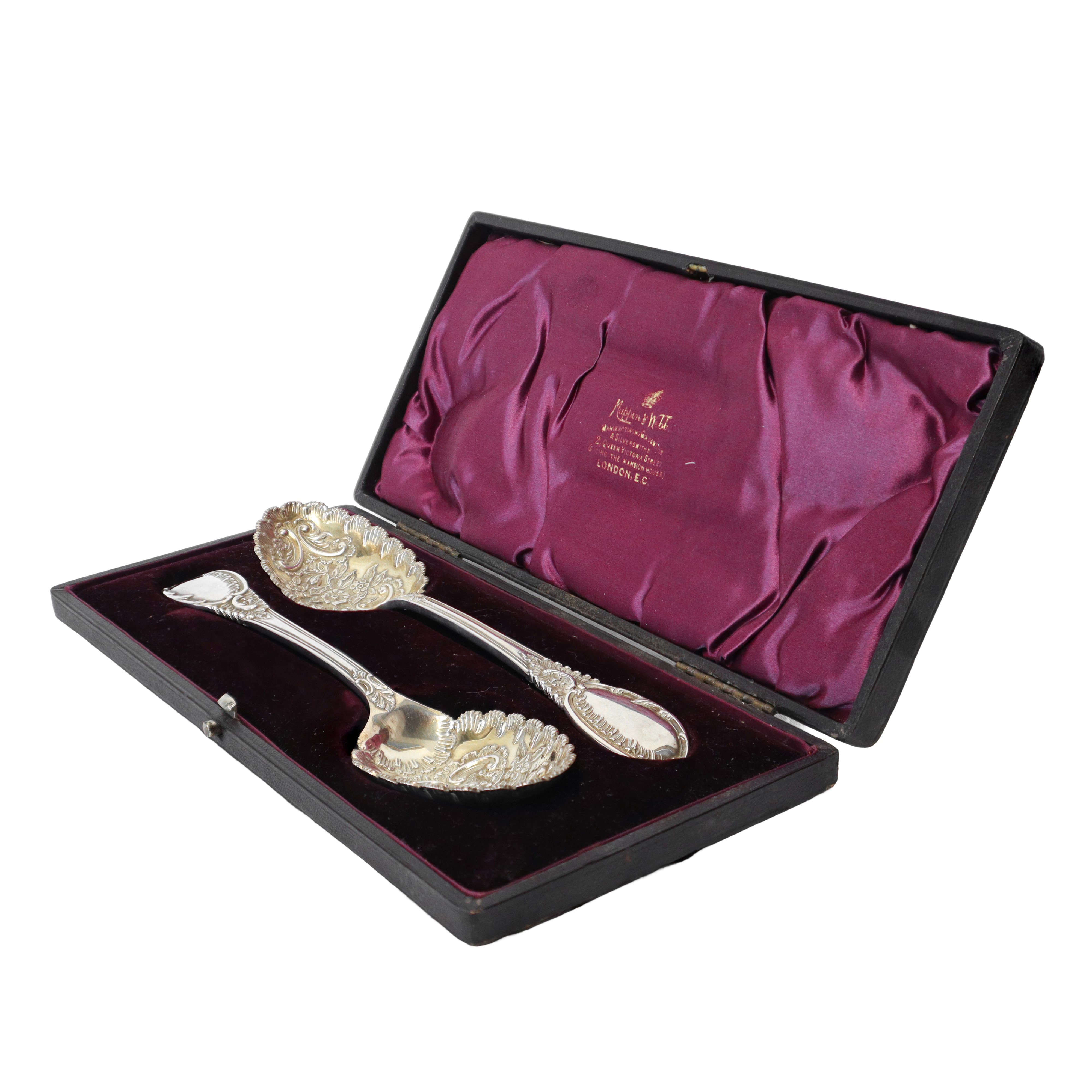 Coppia di cucchiai da portata vittoriani decorati a sbalzo in sheffield inglese