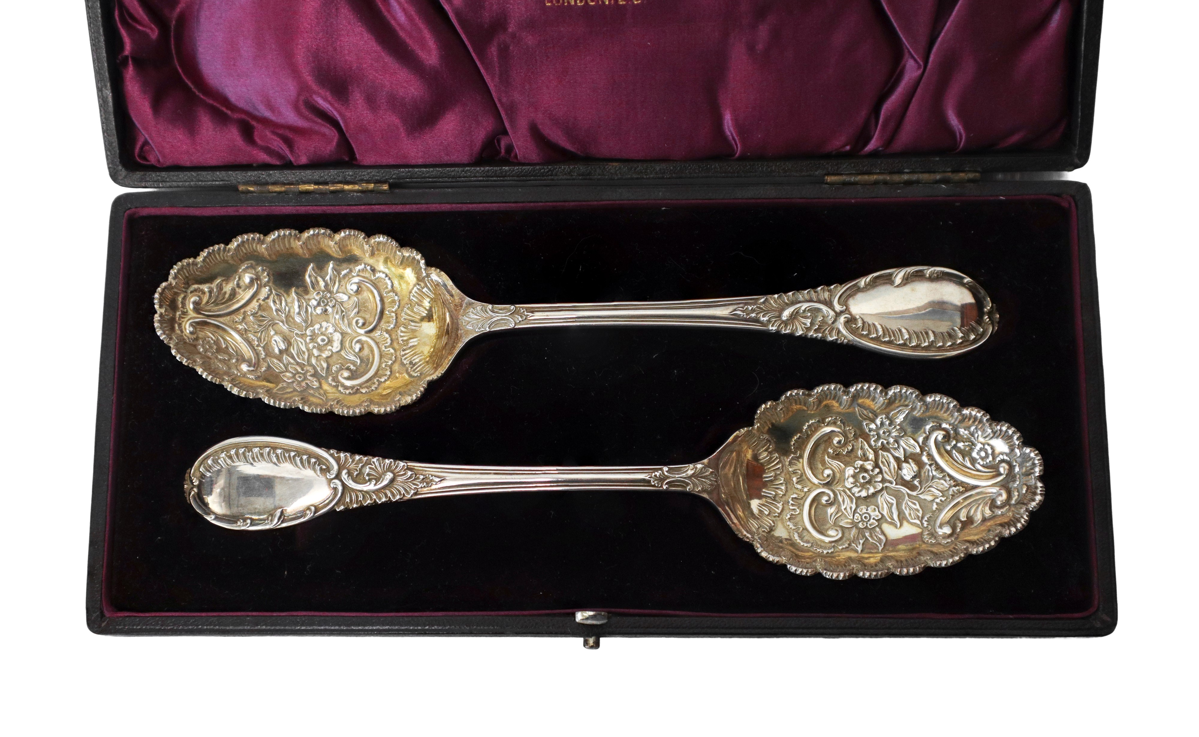Coppia di cucchiai da portata vittoriani decorati a sbalzo in sheffield inglese