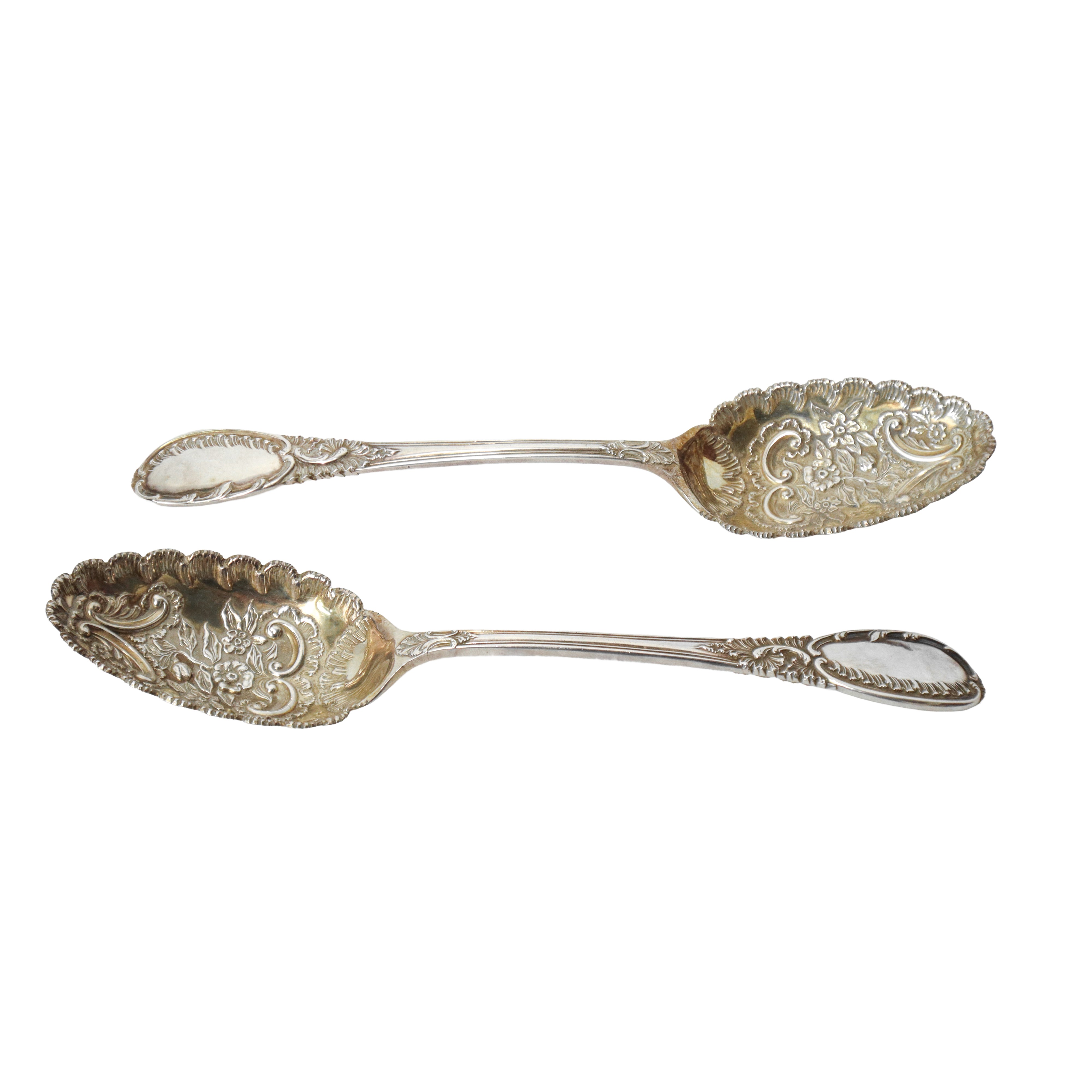Coppia di cucchiai da portata vittoriani decorati a sbalzo in sheffield inglese